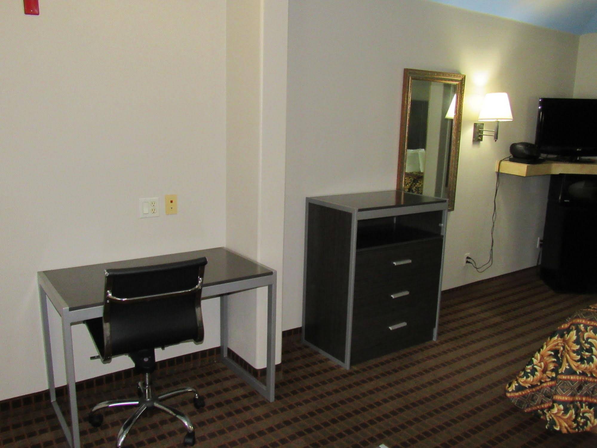 Camelot Inn & Suites
