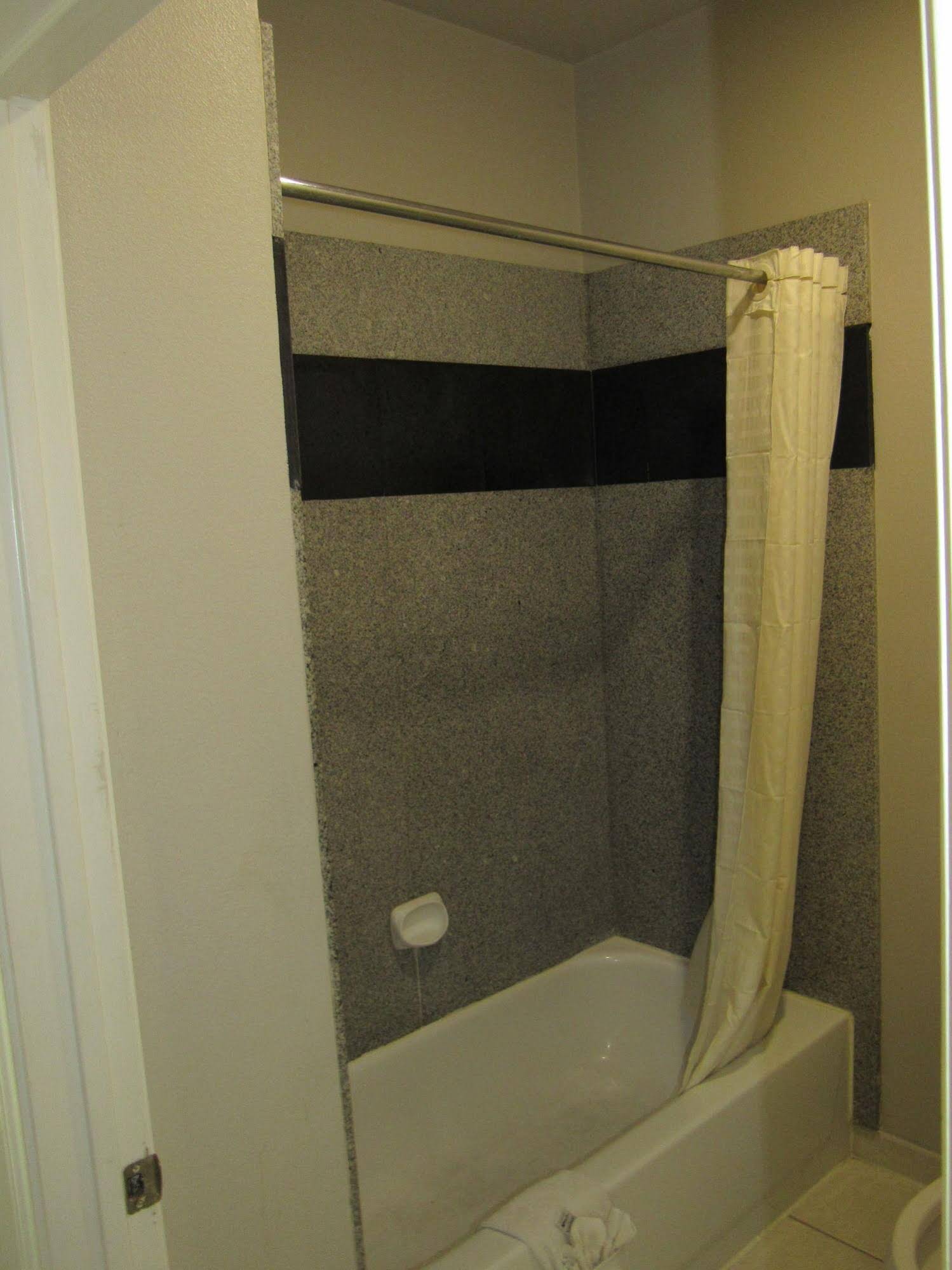 Camelot Inn & Suites