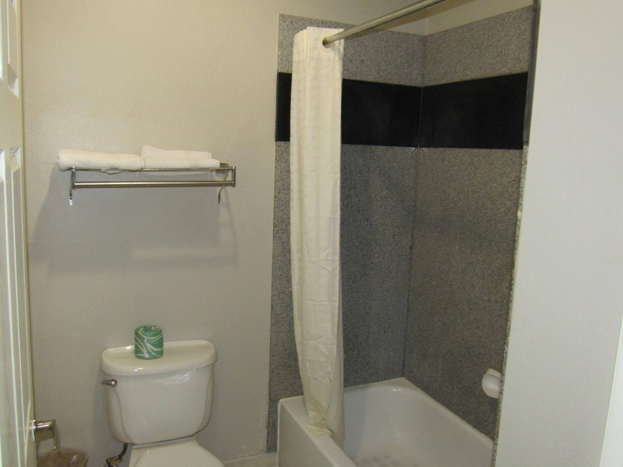 Camelot Inn & Suites