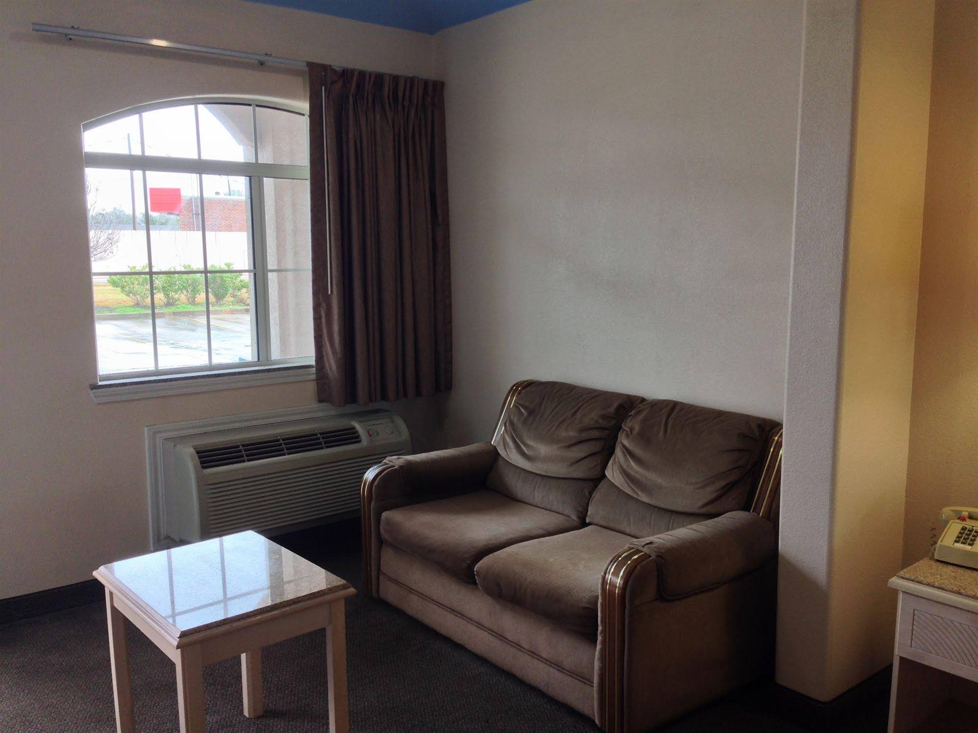 Camelot Inn & Suites