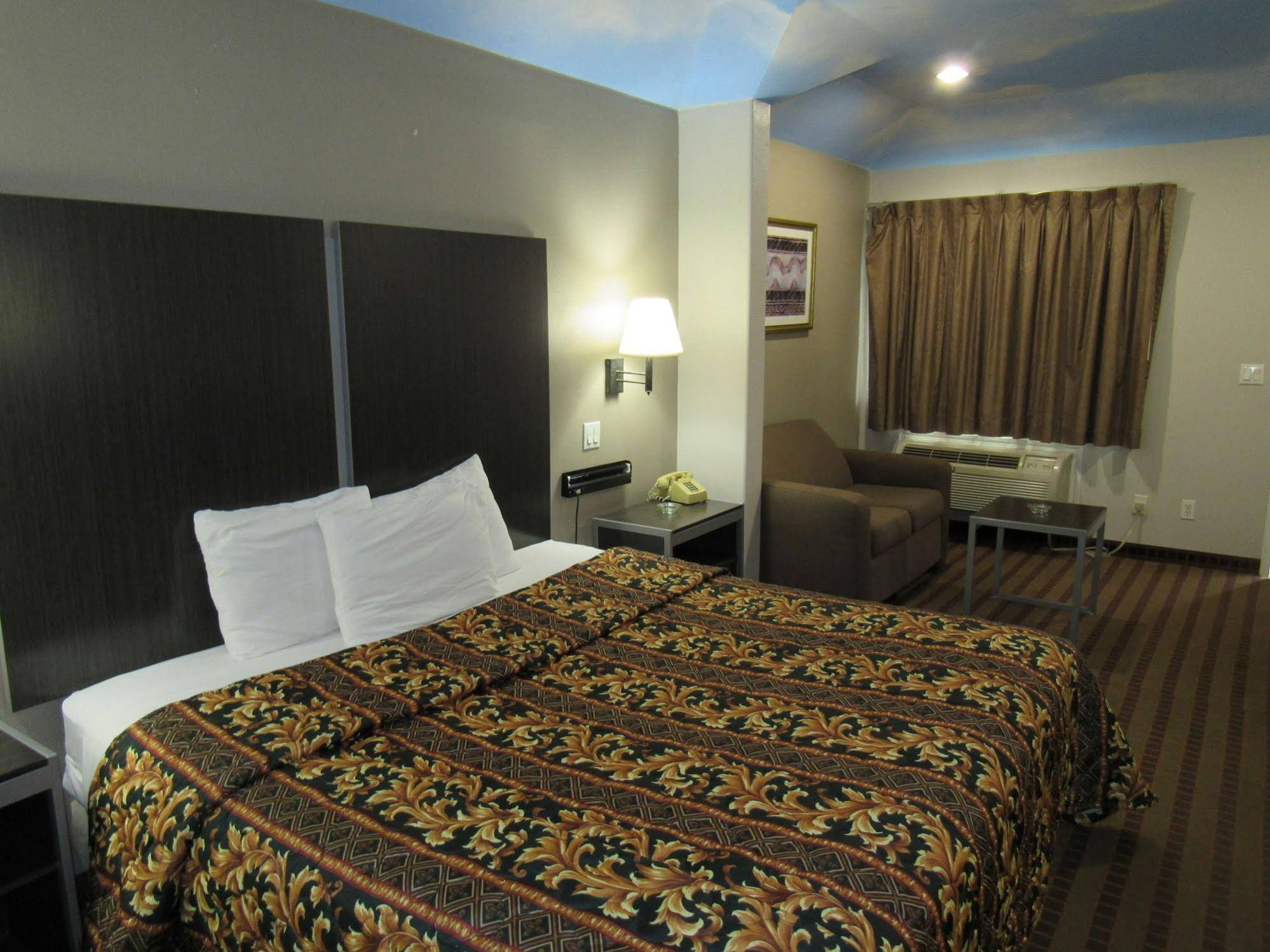 Camelot Inn & Suites