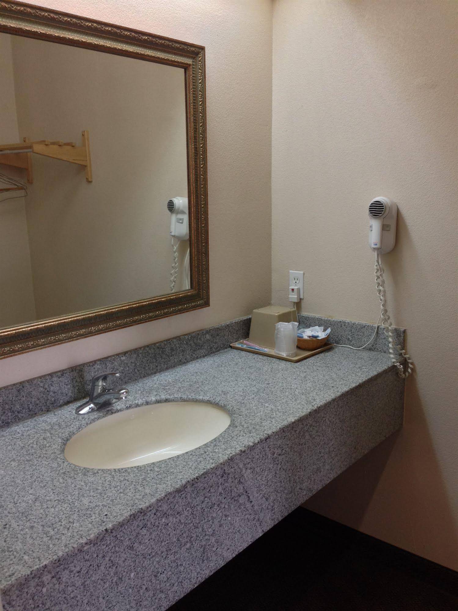 Camelot Inn & Suites