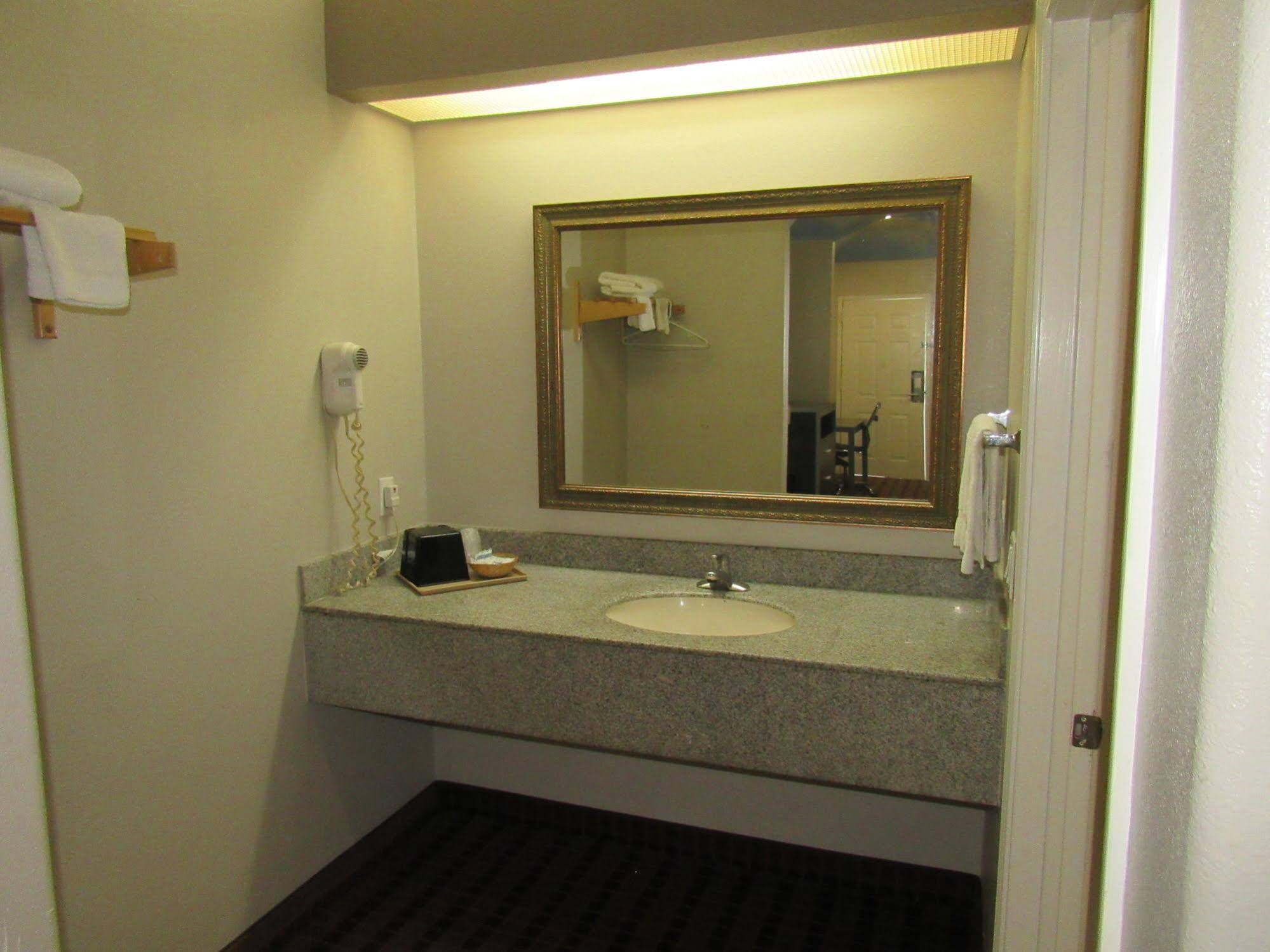 Camelot Inn & Suites