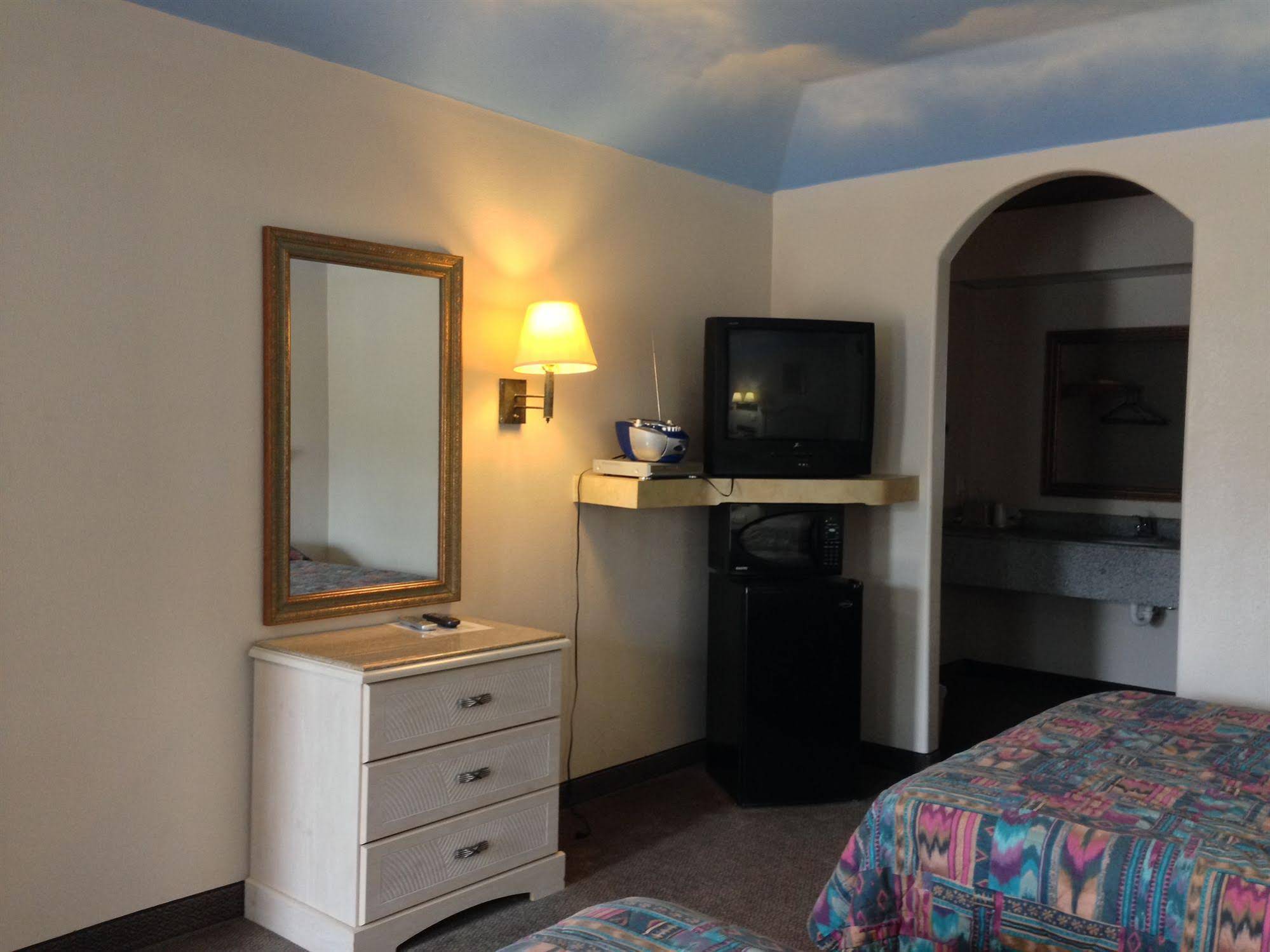 Camelot Inn & Suites