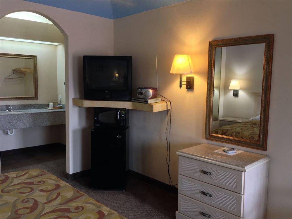 Camelot Inn & Suites
