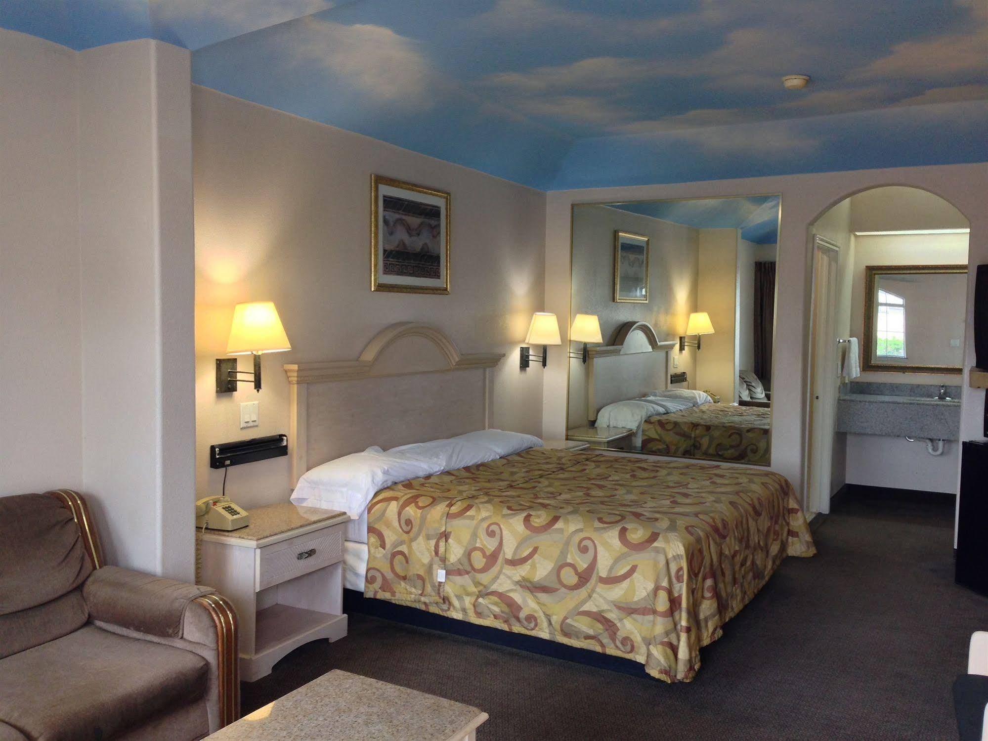 Camelot Inn & Suites