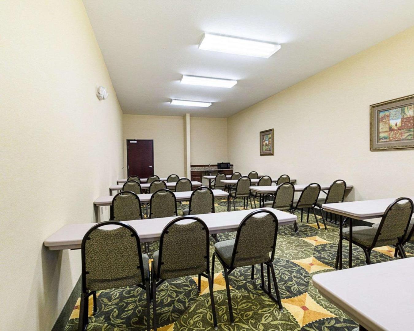 Days Inn & Suites by Wyndham Houston / West Energy Corridor