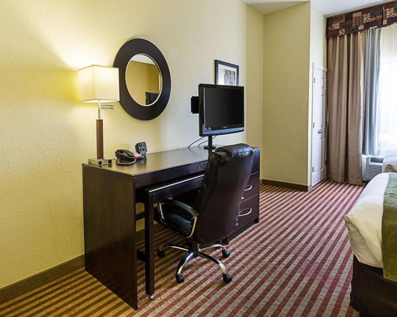 Days Inn & Suites by Wyndham Houston / West Energy Corridor
