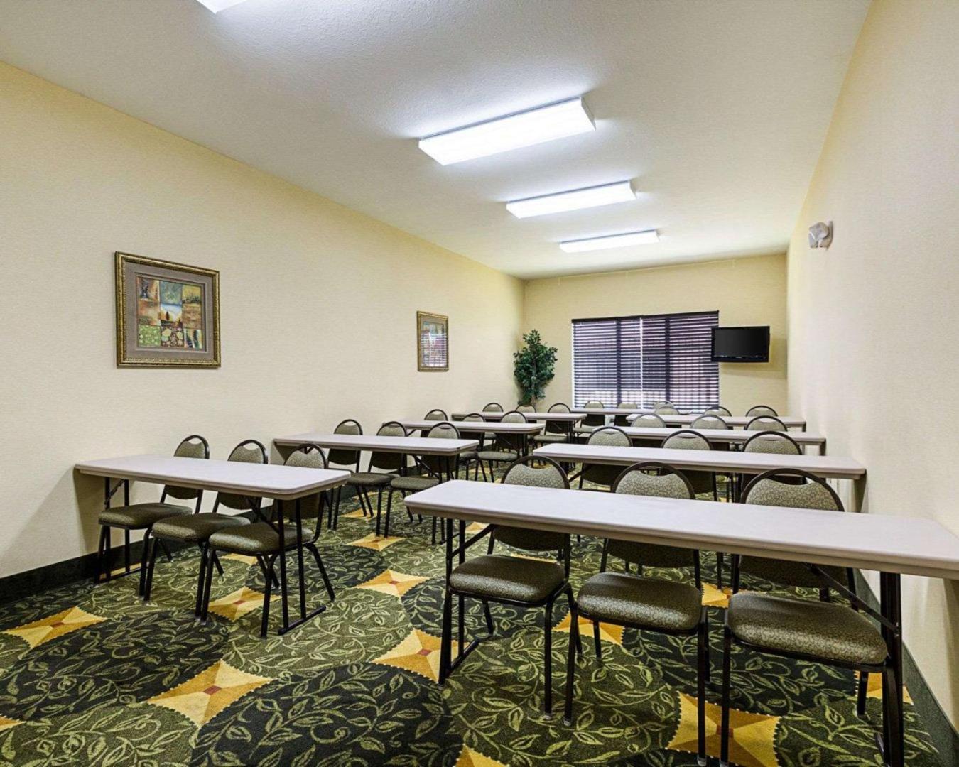 Days Inn & Suites by Wyndham Houston / West Energy Corridor