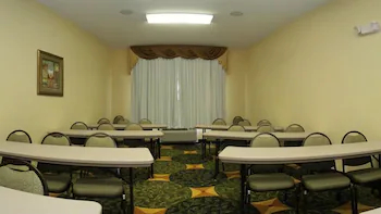 Days Inn & Suites by Wyndham Houston / West Energy Corridor