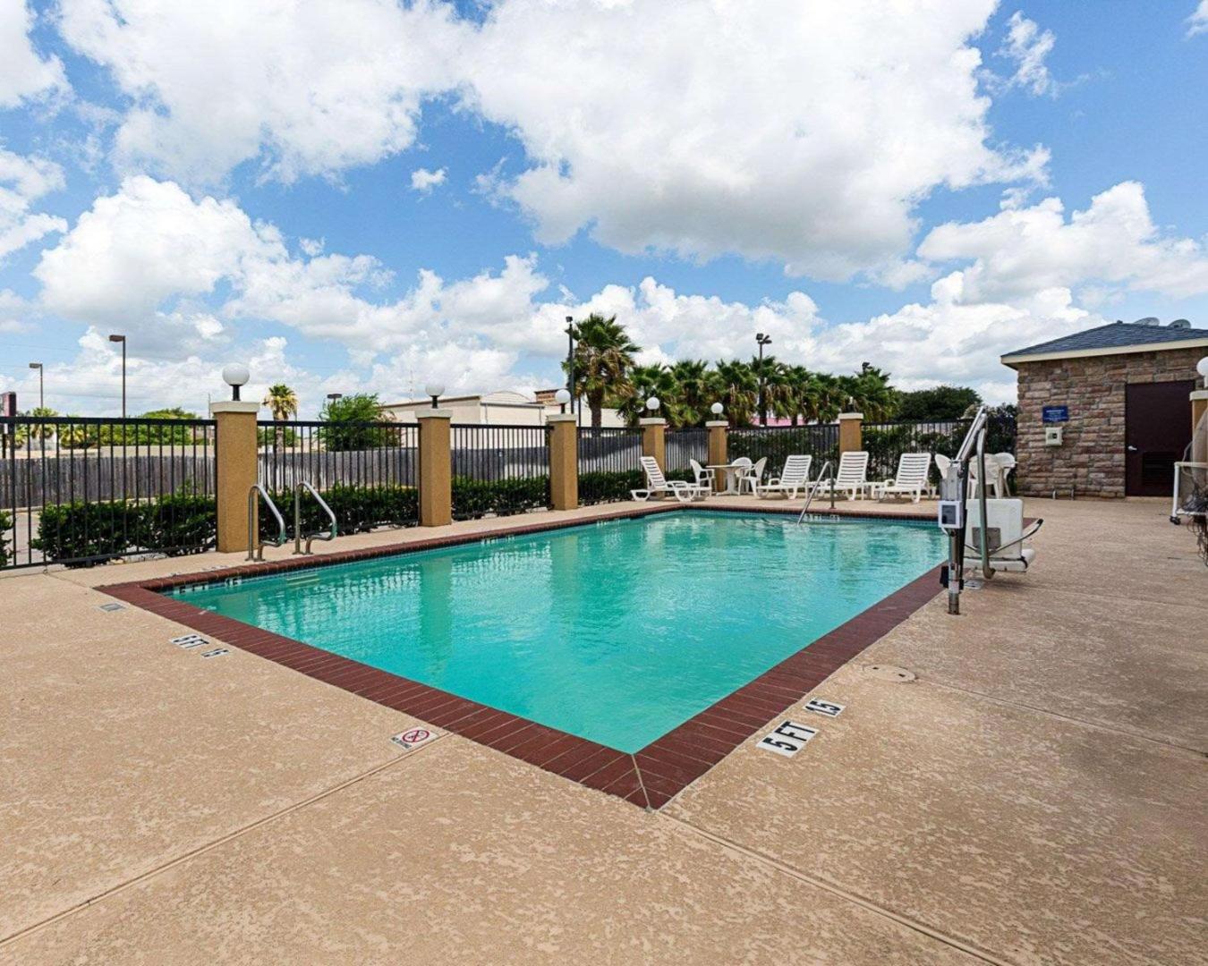 Days Inn & Suites by Wyndham Houston / West Energy Corridor