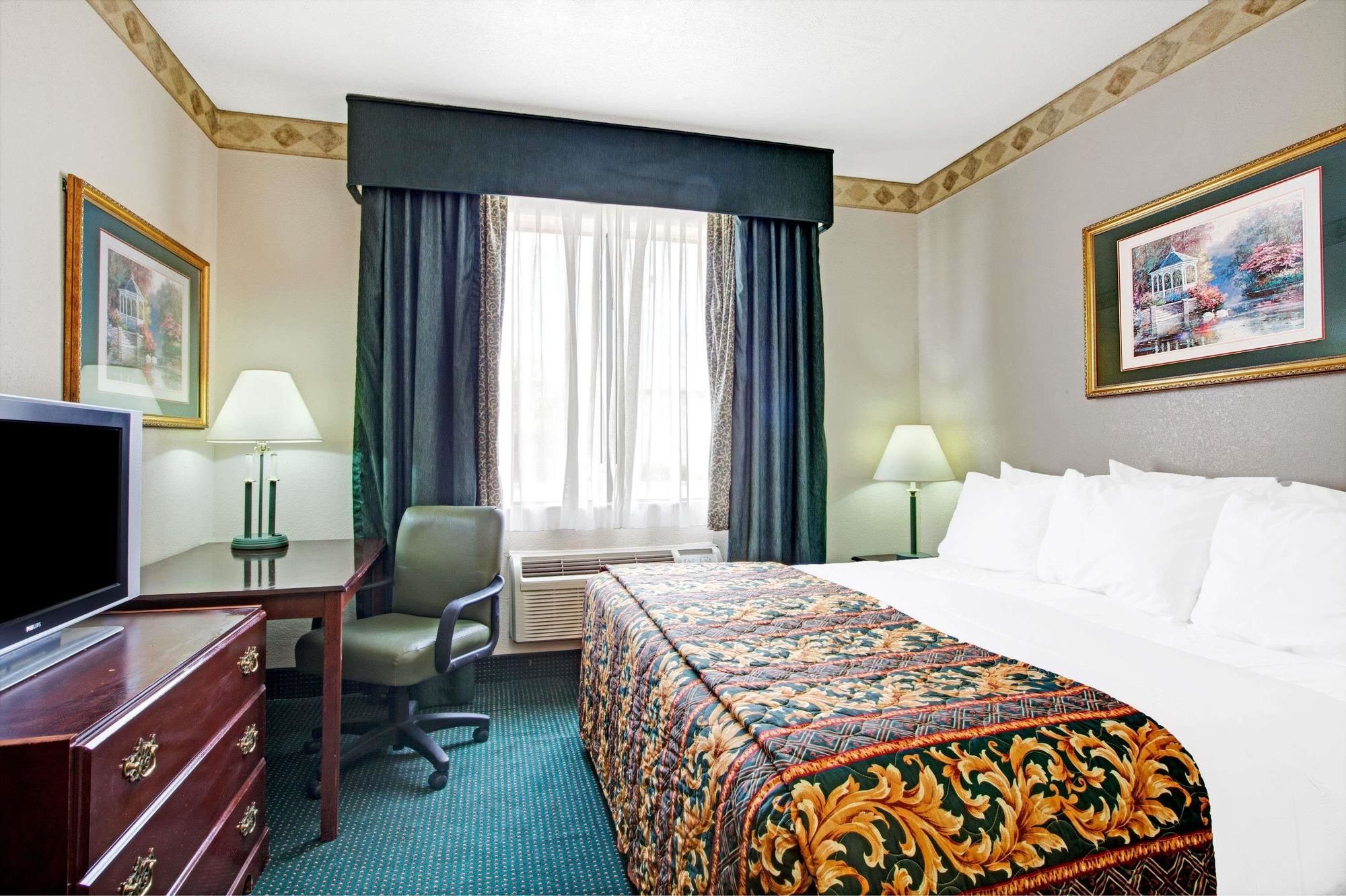 Days Inn & Suites by Wyndham Houston North/Aldine