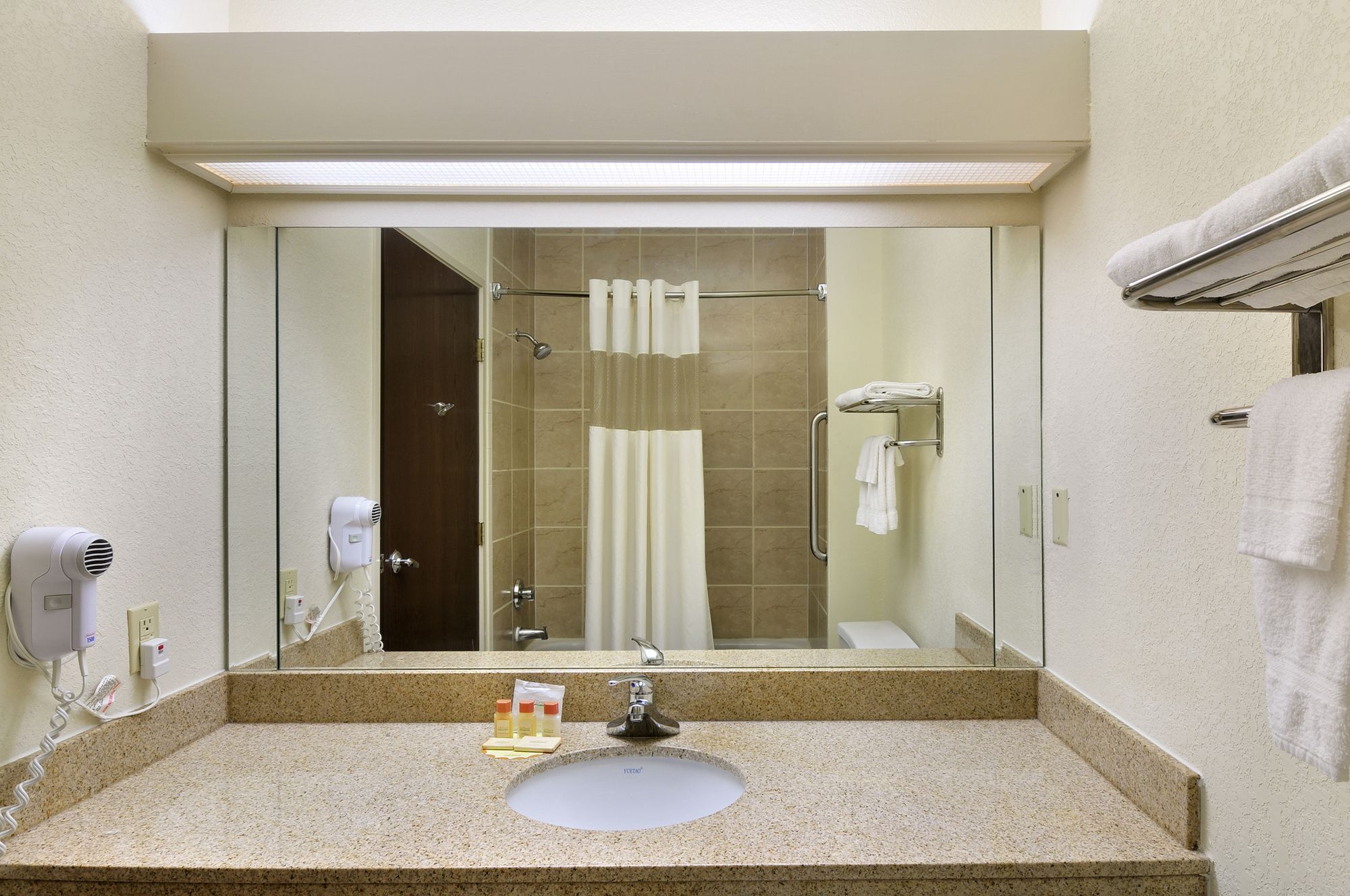 Days Inn & Suites by Wyndham Houston North/Aldine
