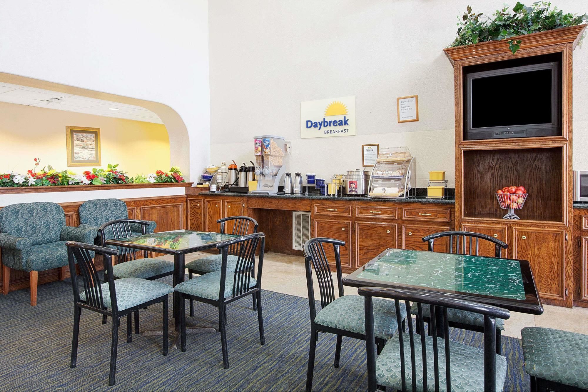 Days Inn & Suites by Wyndham Houston North/Aldine
