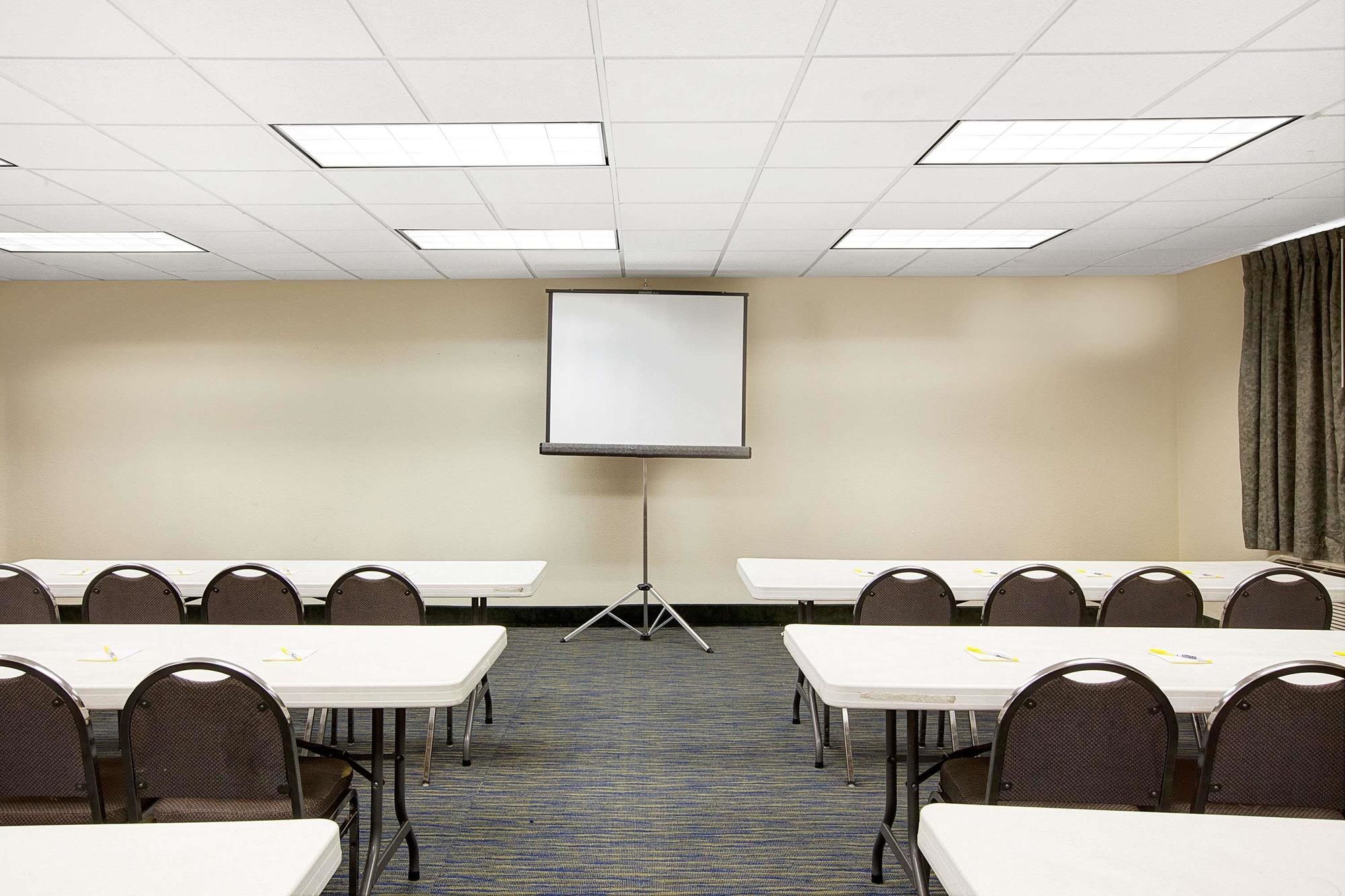 Days Inn & Suites by Wyndham Houston North/Aldine
