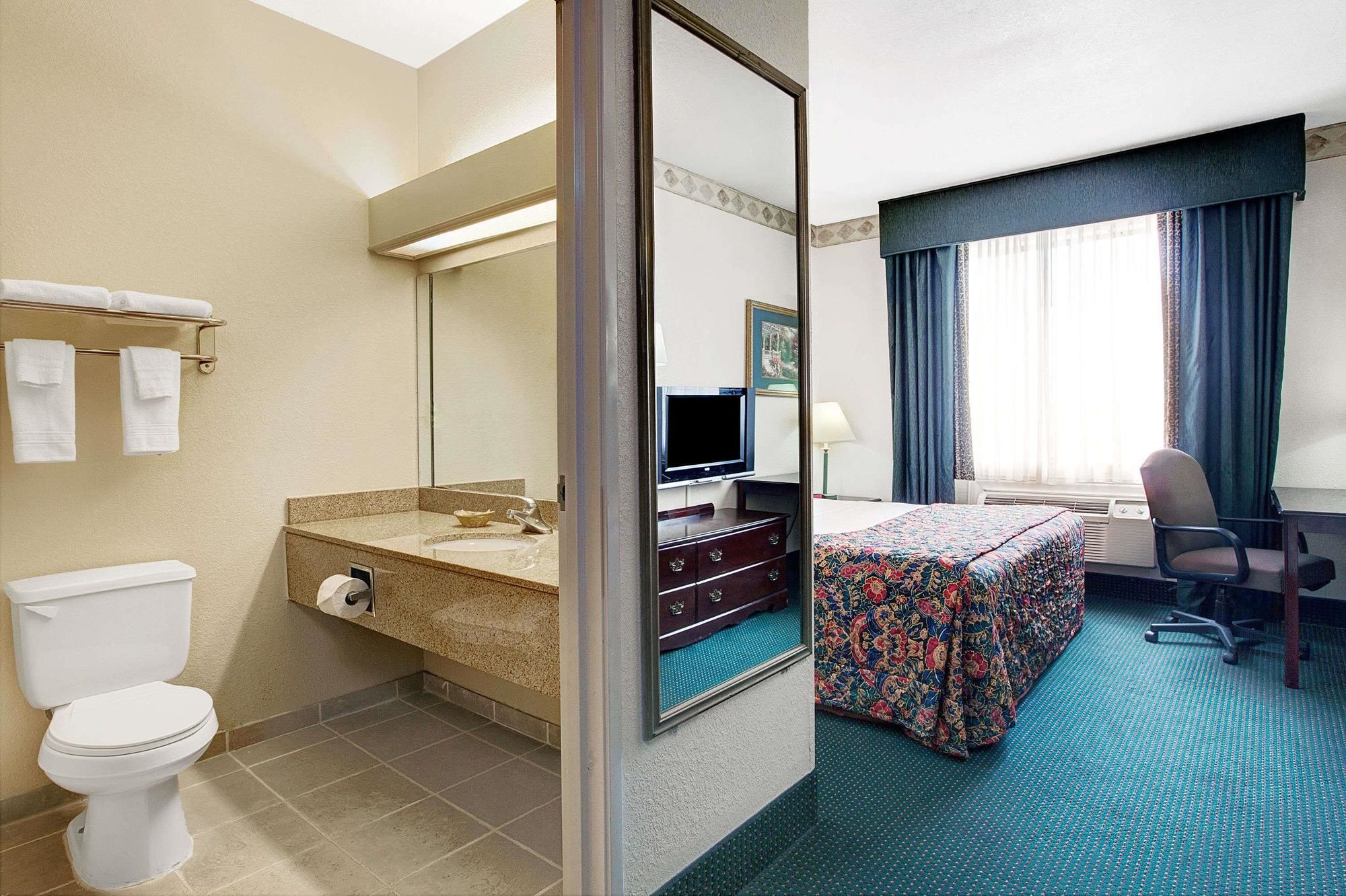 Days Inn & Suites by Wyndham Houston North/Aldine