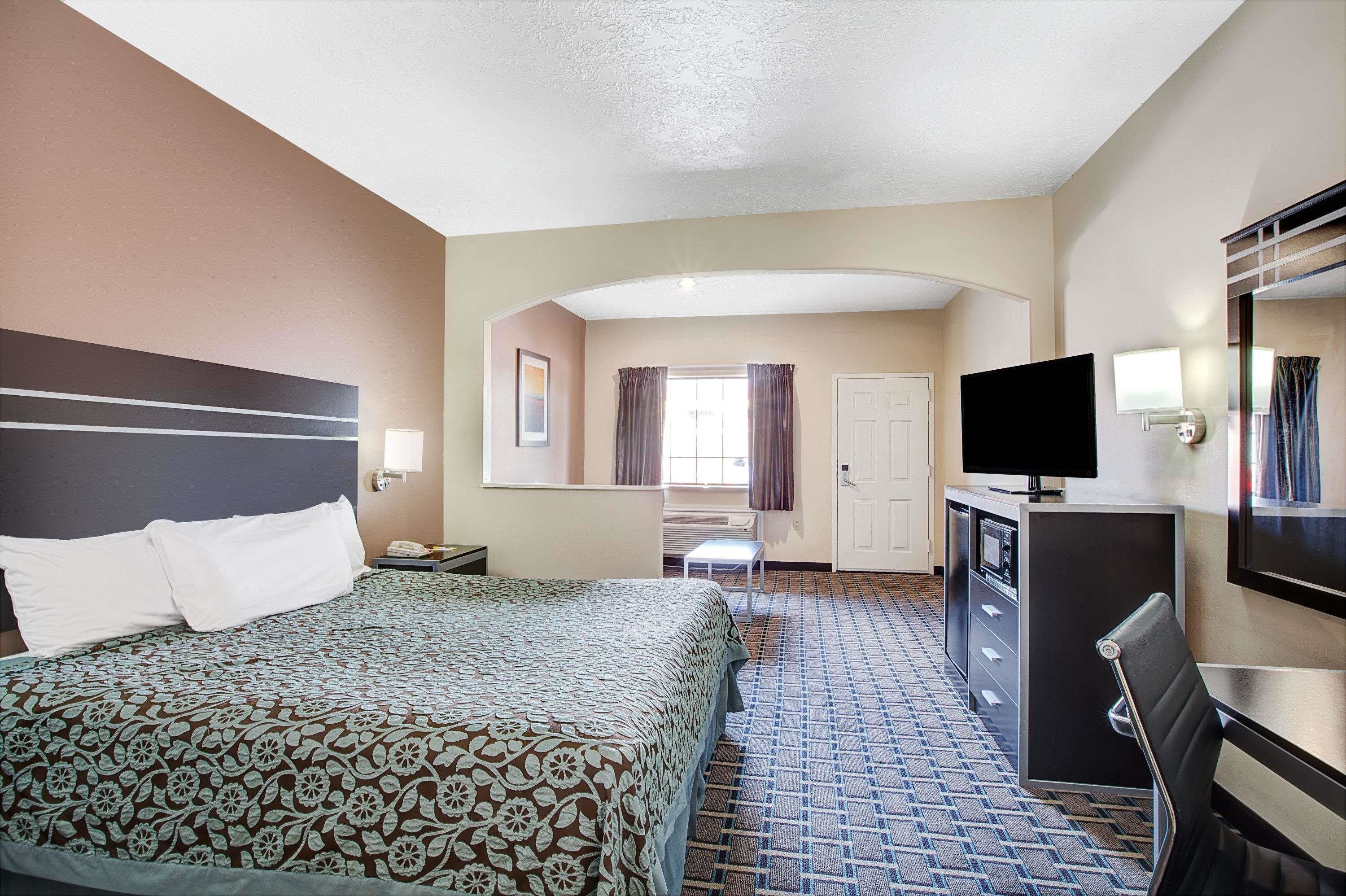 Days Inn & Suites by Wyndham Houston North/FM 1960