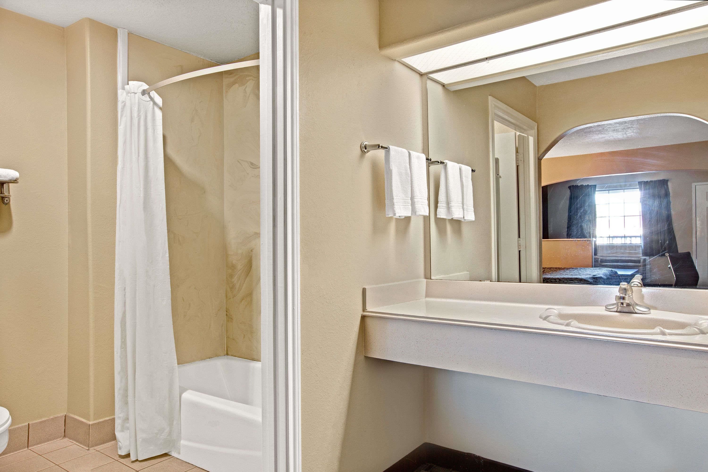 Days Inn & Suites by Wyndham Houston North/FM 1960