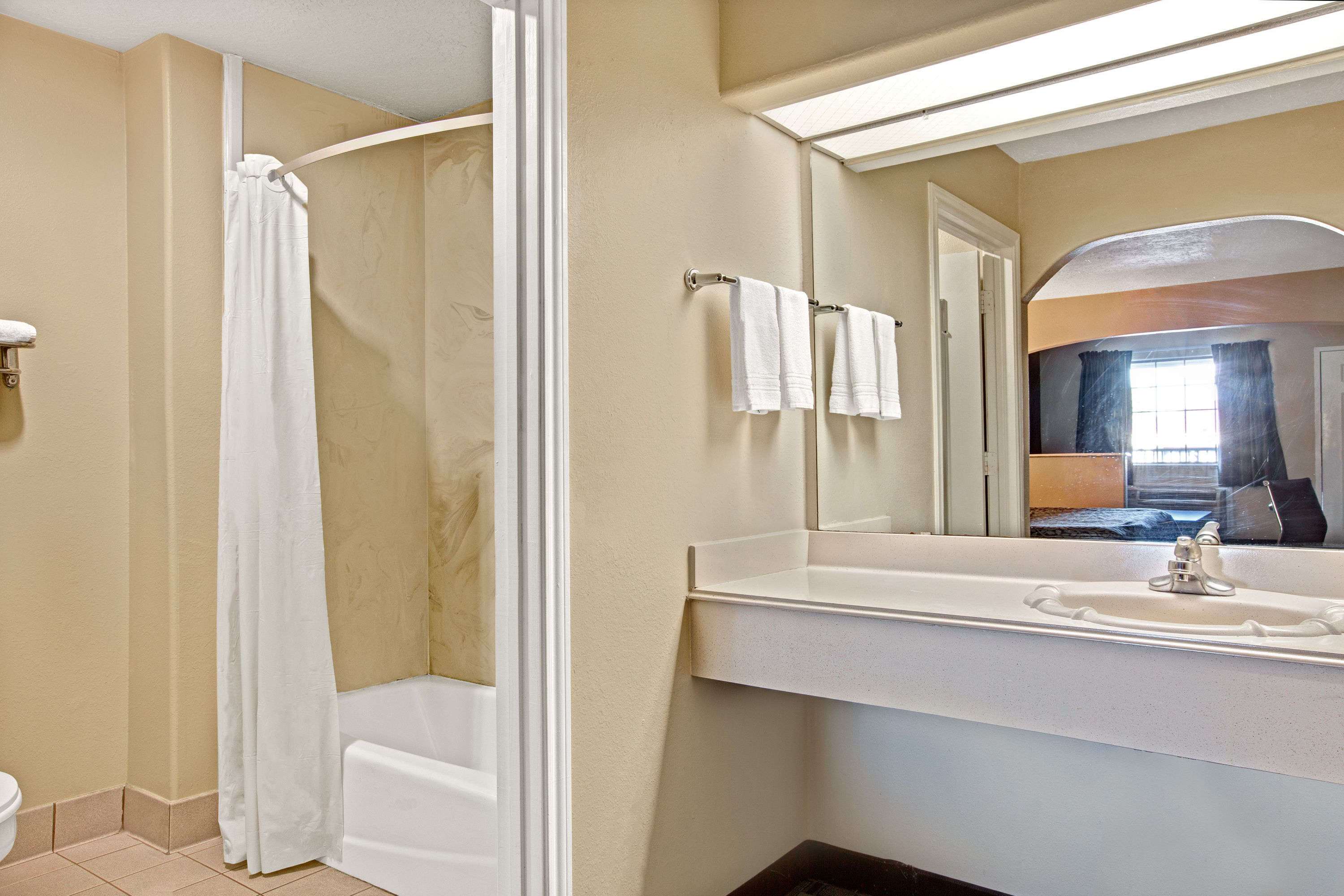 Days Inn & Suites by Wyndham Houston North/FM 1960