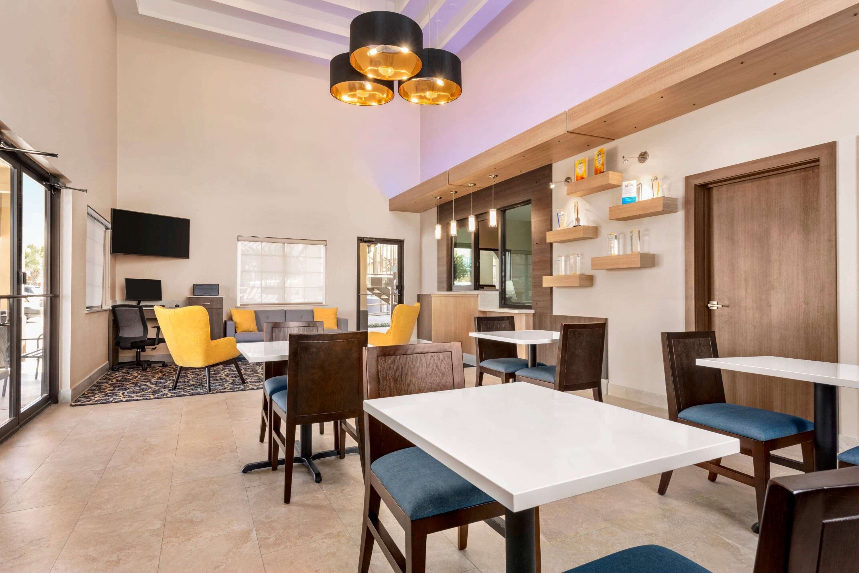 Days Inn & Suites by Wyndham Houston Hobby Airport
