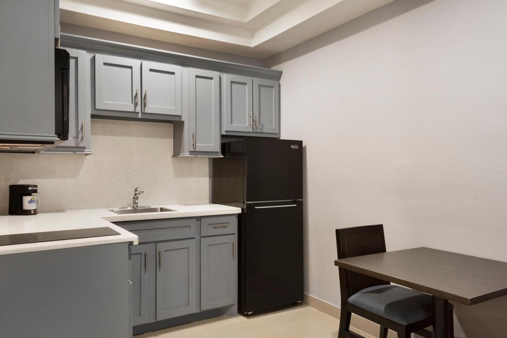 Days Inn & Suites by Wyndham Houston Hobby Airport