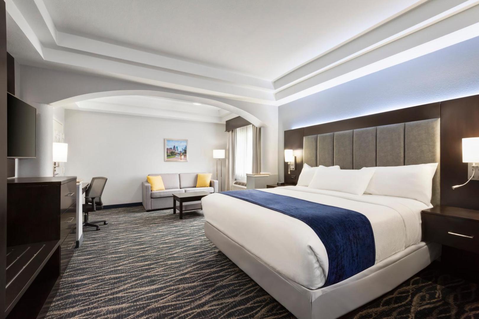 Days Inn & Suites by Wyndham Houston Hobby Airport