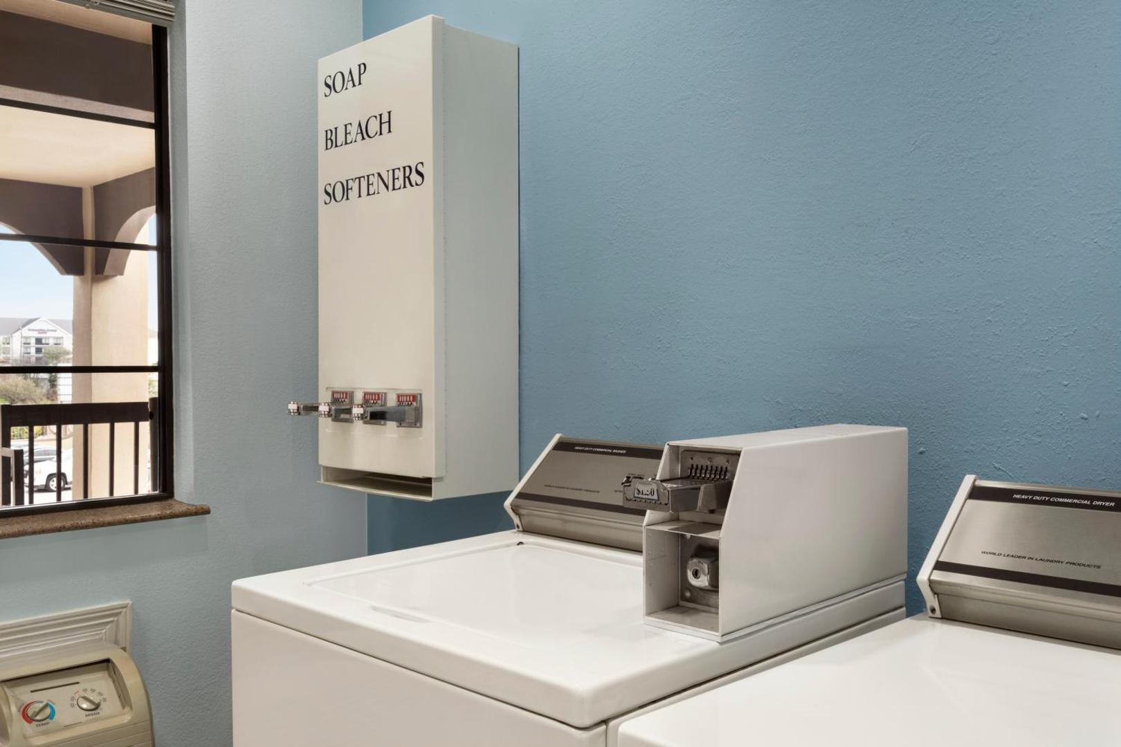 Days Inn & Suites by Wyndham Houston Hobby Airport
