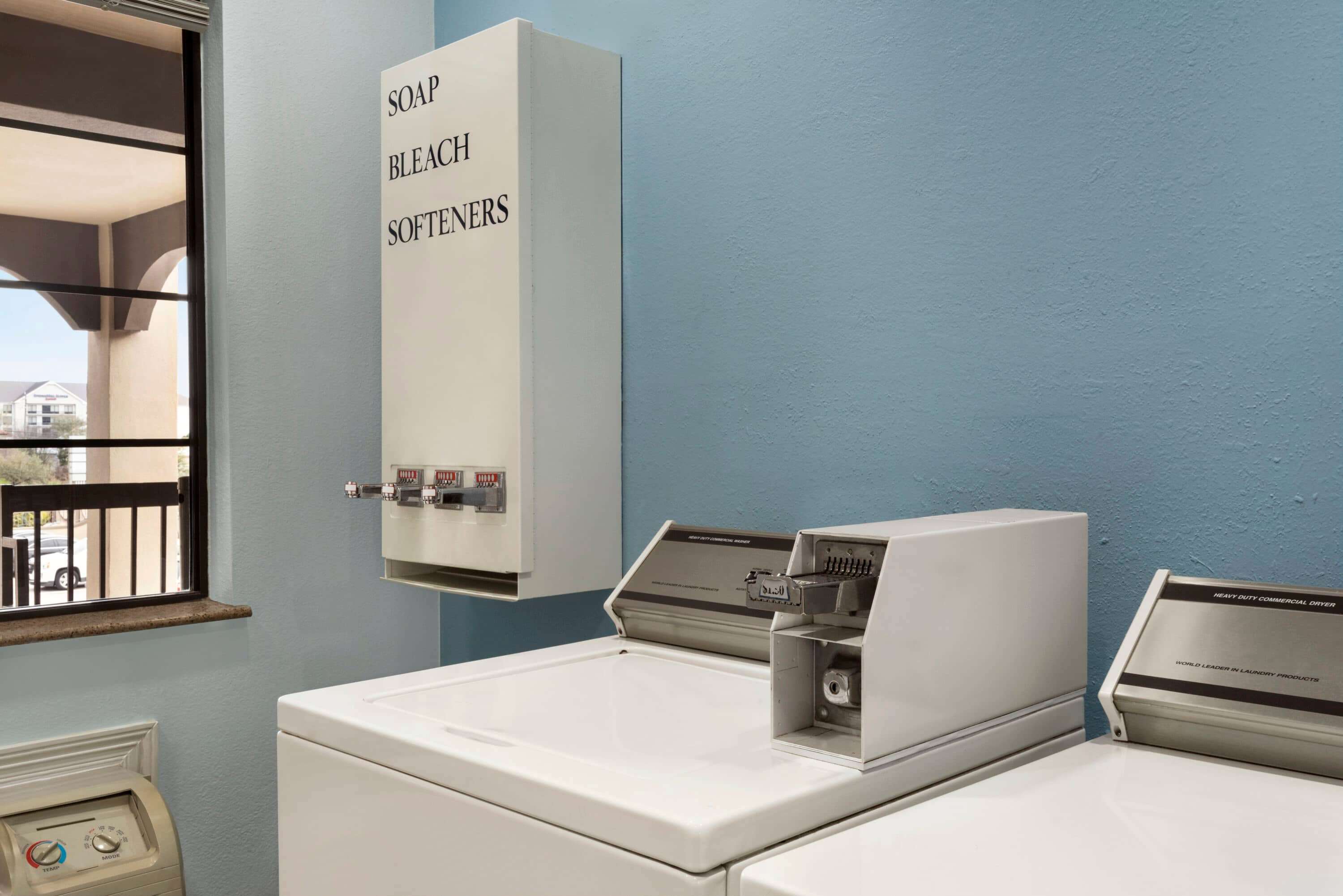 Days Inn & Suites by Wyndham Houston Hobby Airport