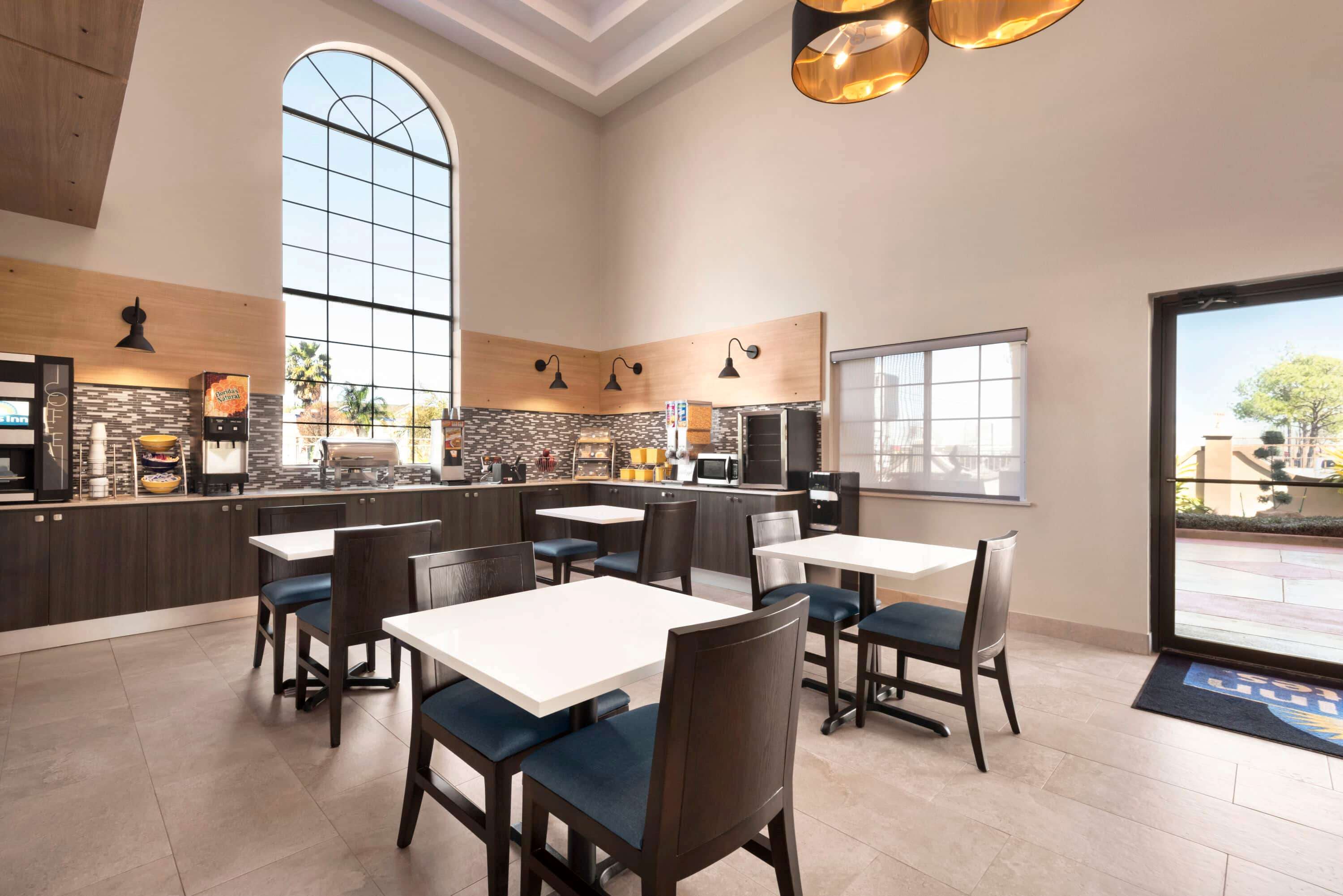 Days Inn & Suites by Wyndham Houston Hobby Airport