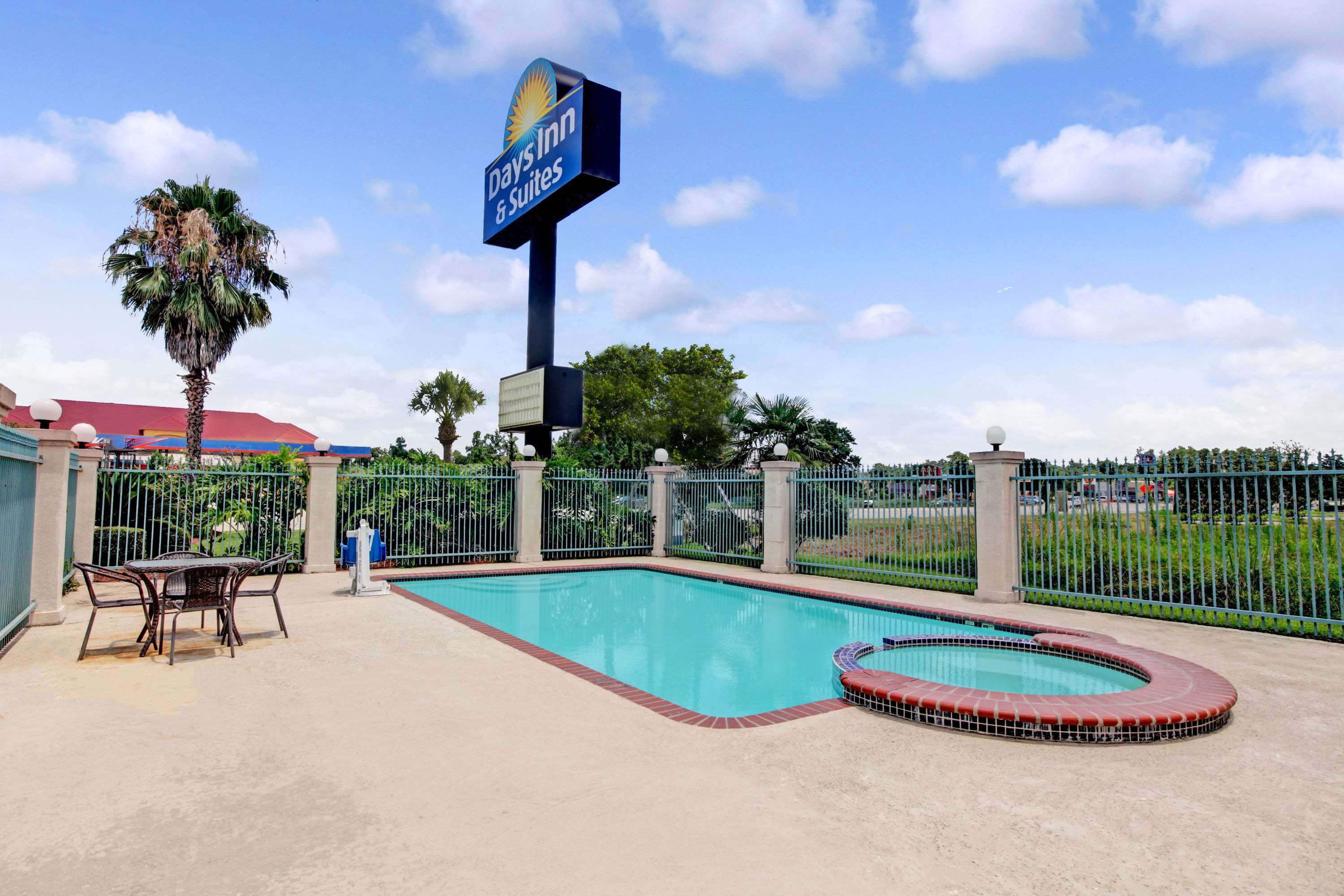 Days Inn & Suites by Wyndham Houston North/FM 1960