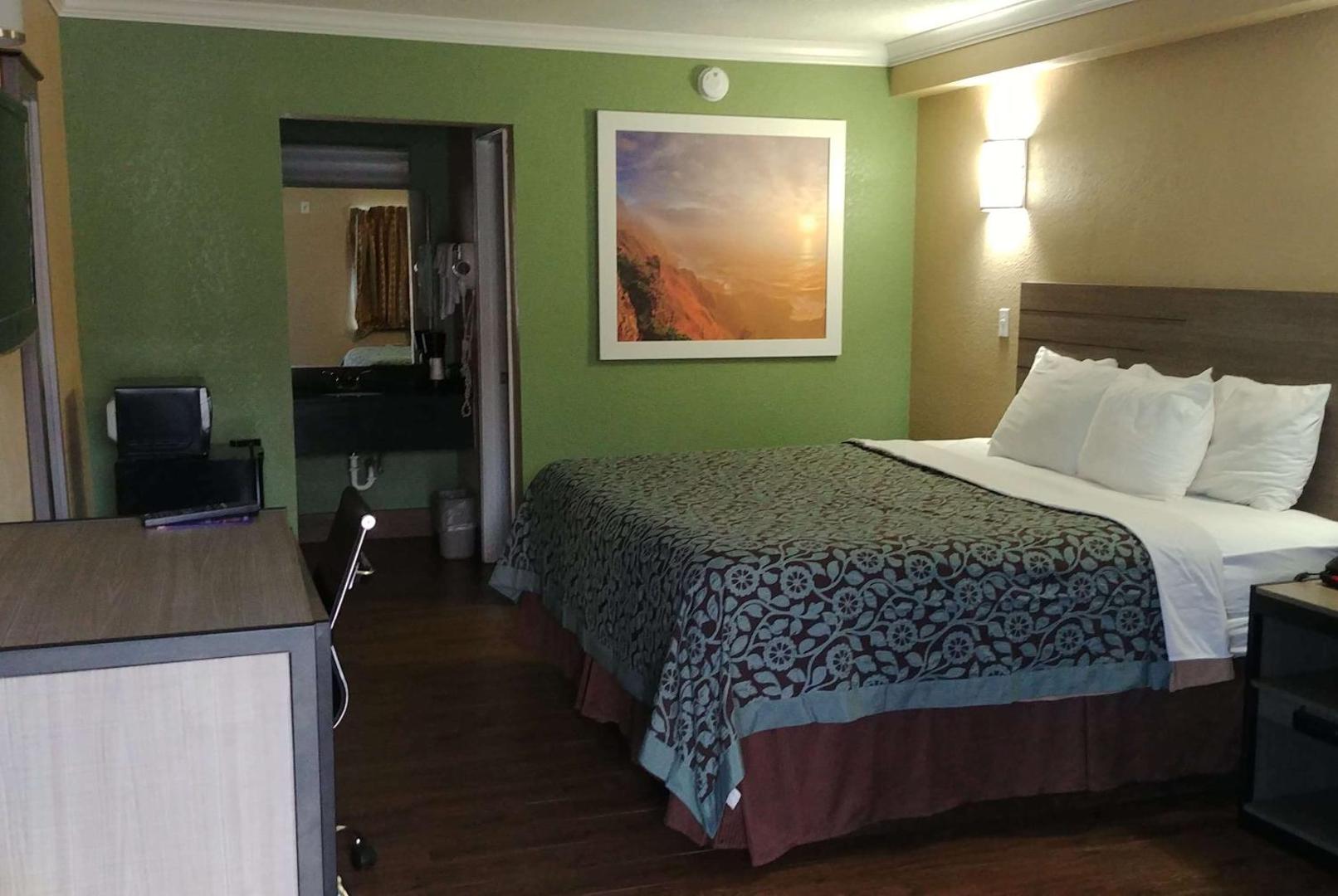 Days Inn by Wyndham Houston East