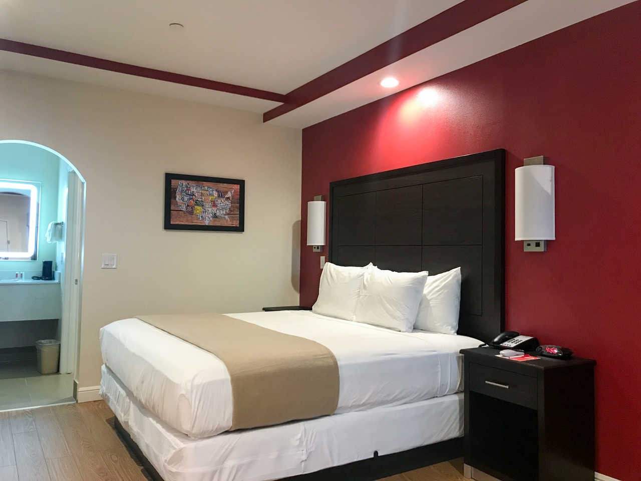 Econo Lodge Inn & Suites
