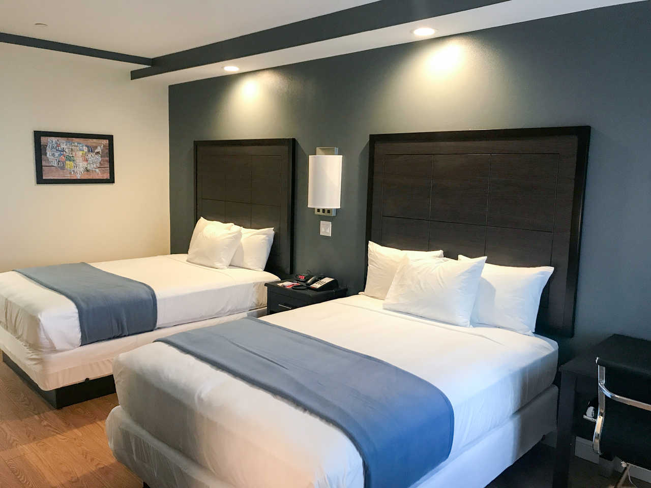 Econo Lodge Inn & Suites
