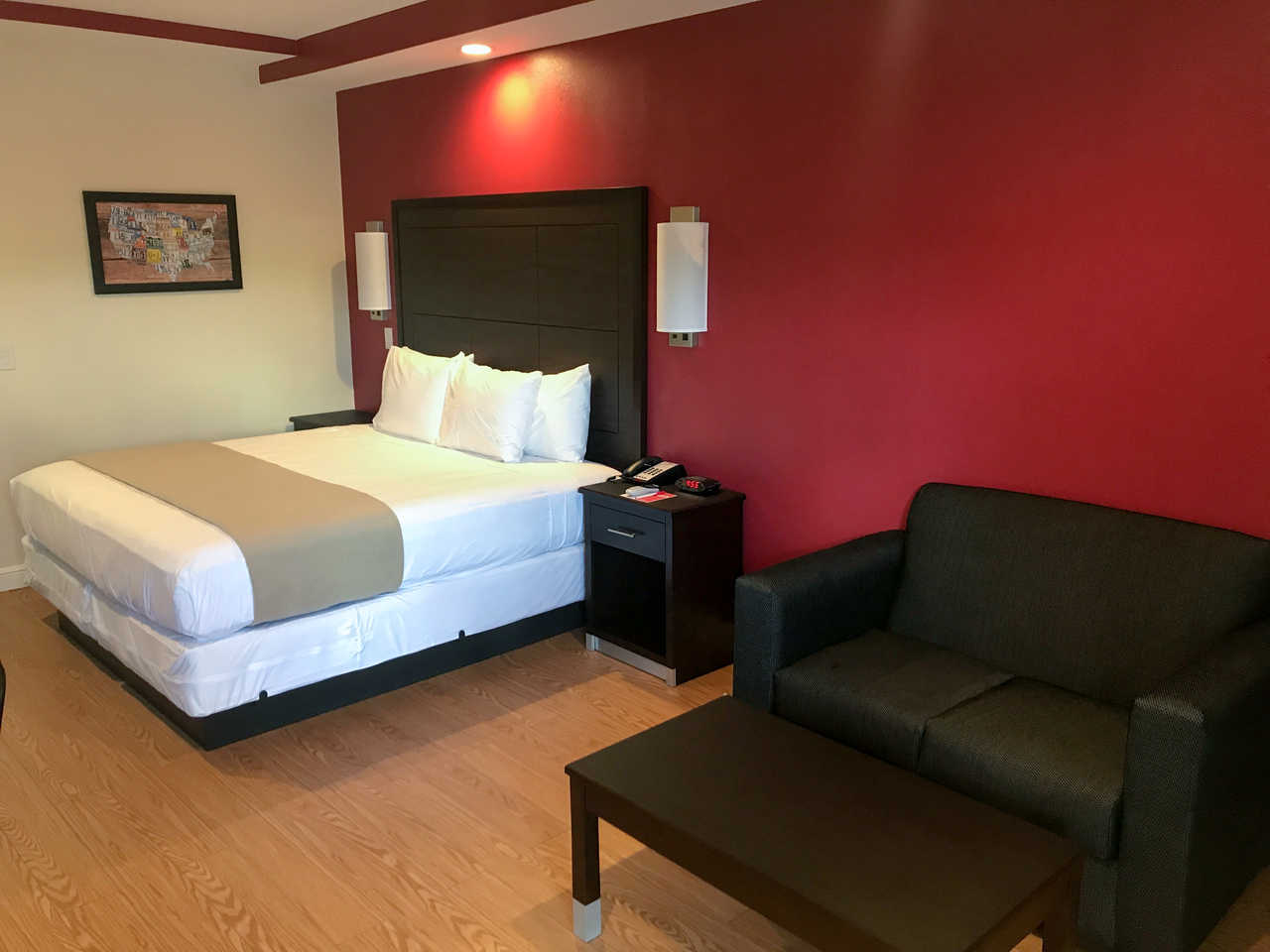 Econo Lodge Inn & Suites