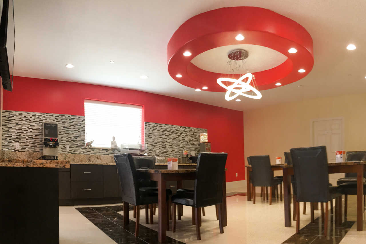 Econo Lodge Inn & Suites