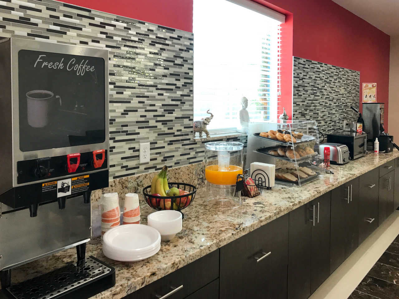 Econo Lodge Inn & Suites