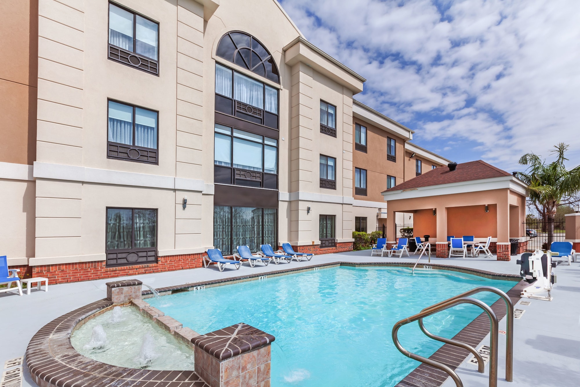 Holiday Inn Express & Suites Houston East