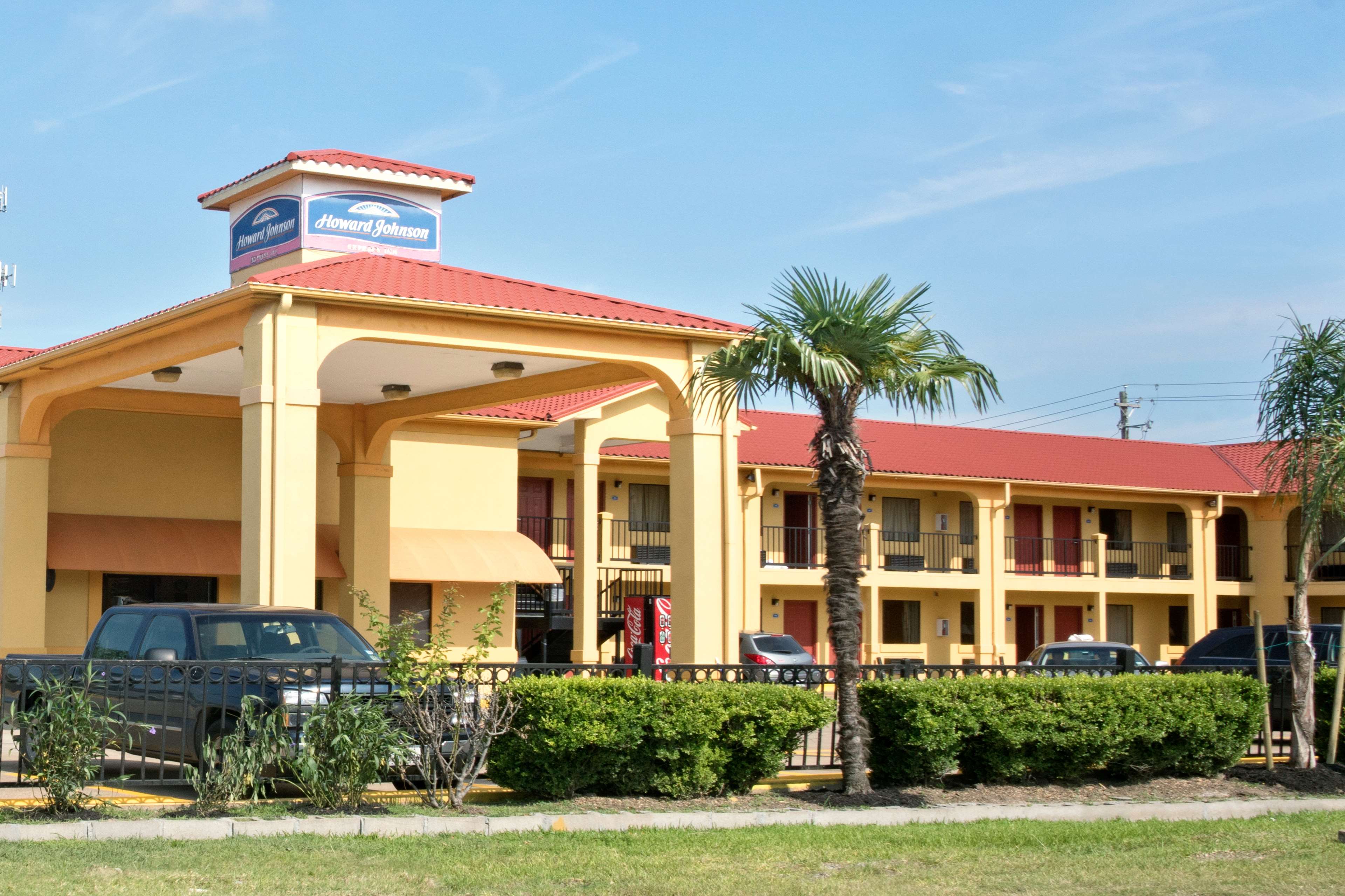 Howard Johnson by Wyndham Houston Downtown