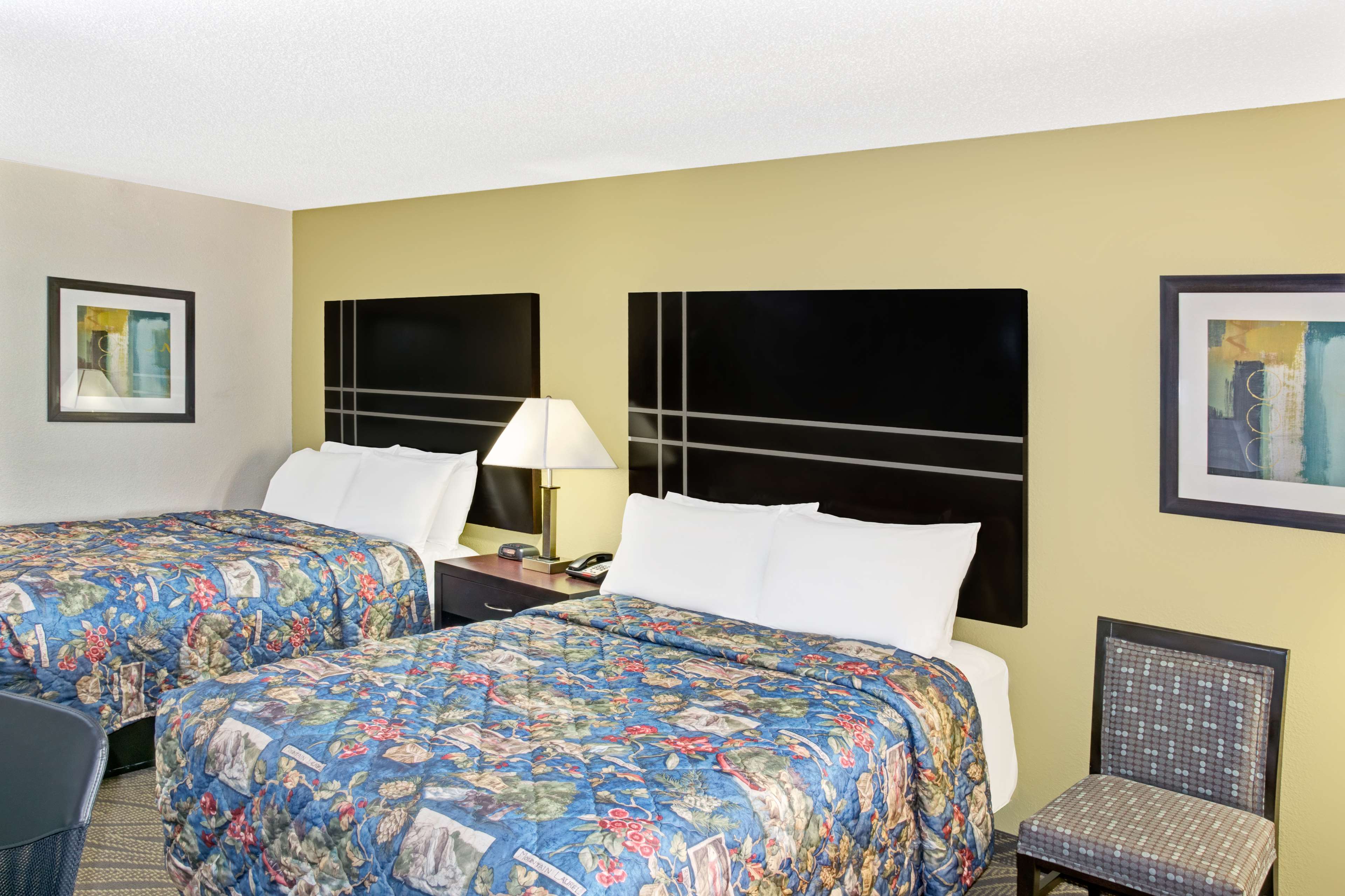 Howard Johnson by Wyndham Houston Downtown