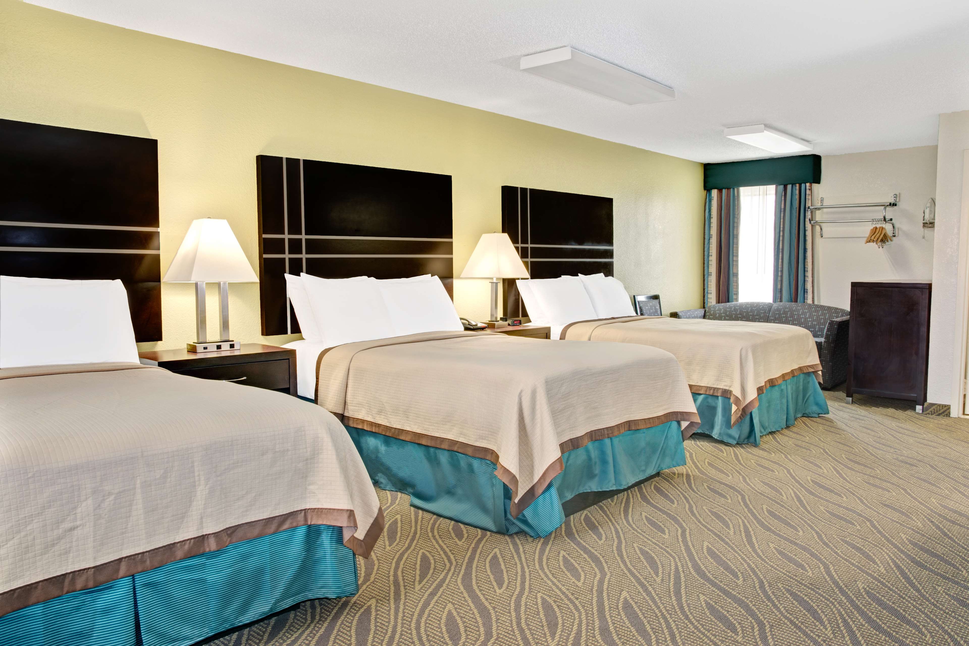 Howard Johnson by Wyndham Houston Downtown