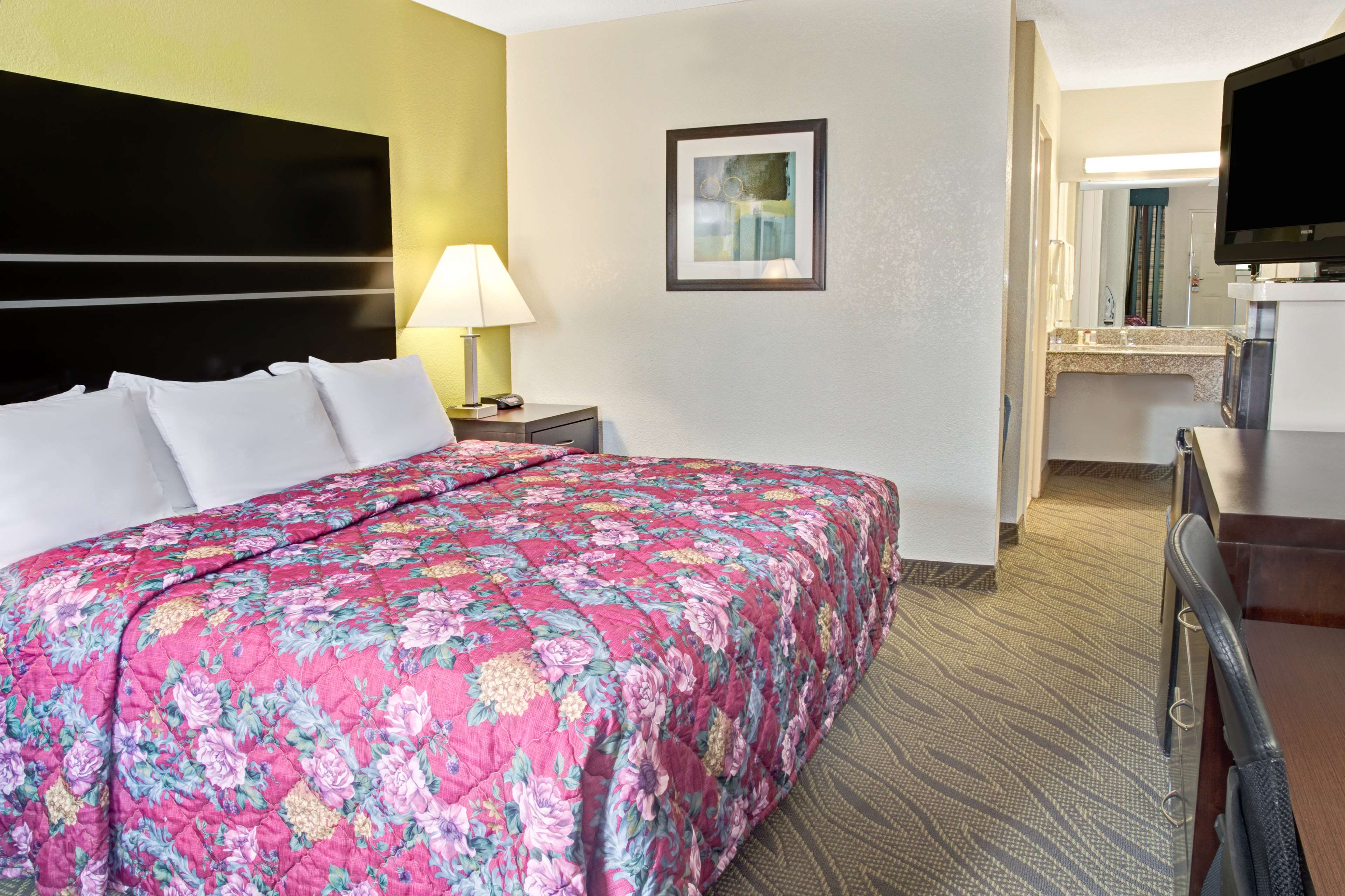 Howard Johnson by Wyndham Houston Downtown