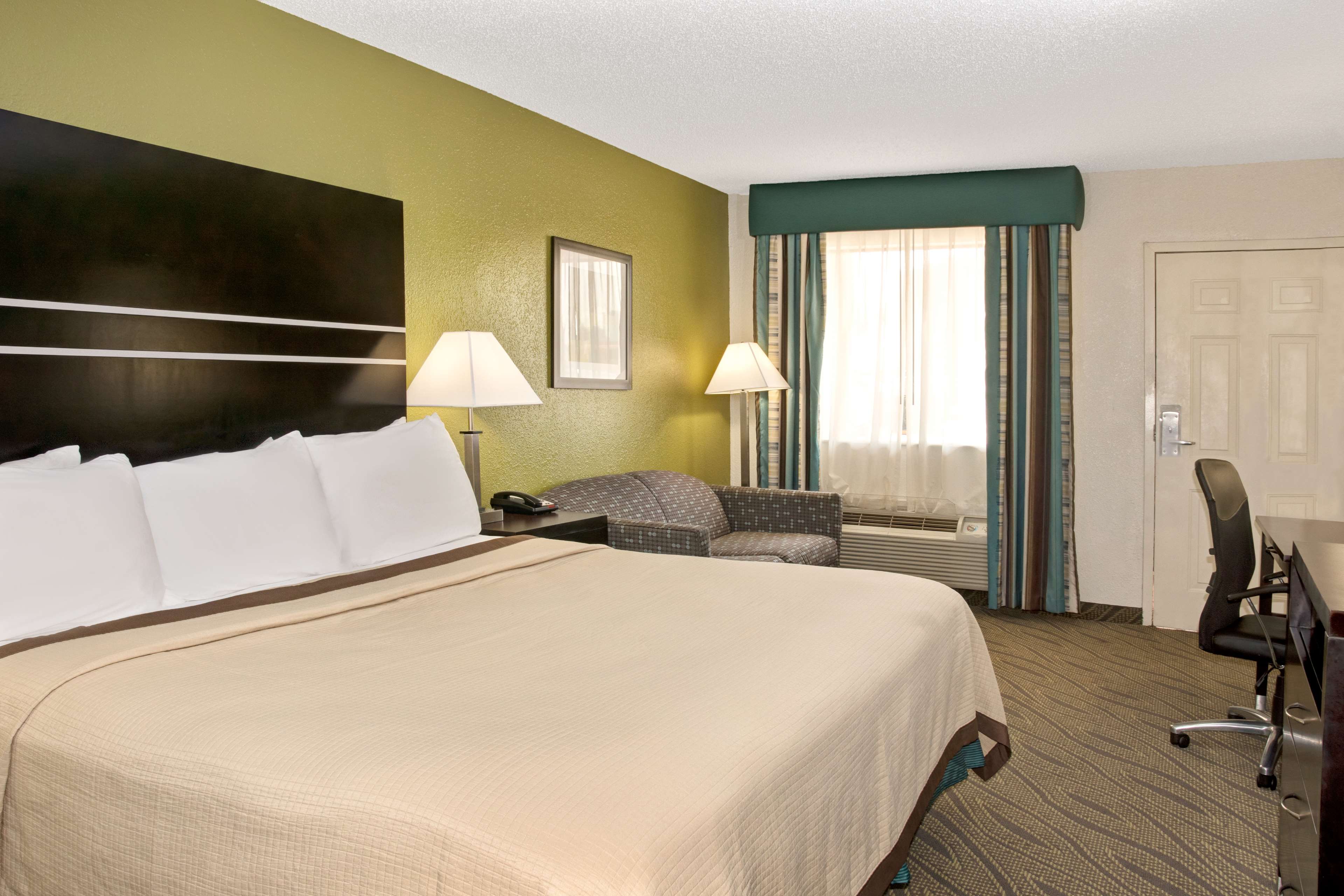 Howard Johnson by Wyndham Houston Downtown