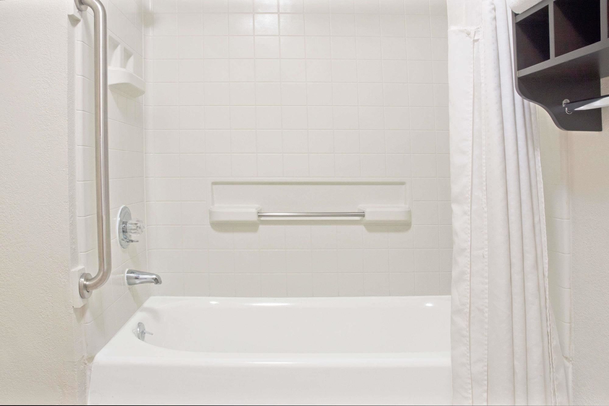 Howard Johnson by Wyndham Houston Downtown