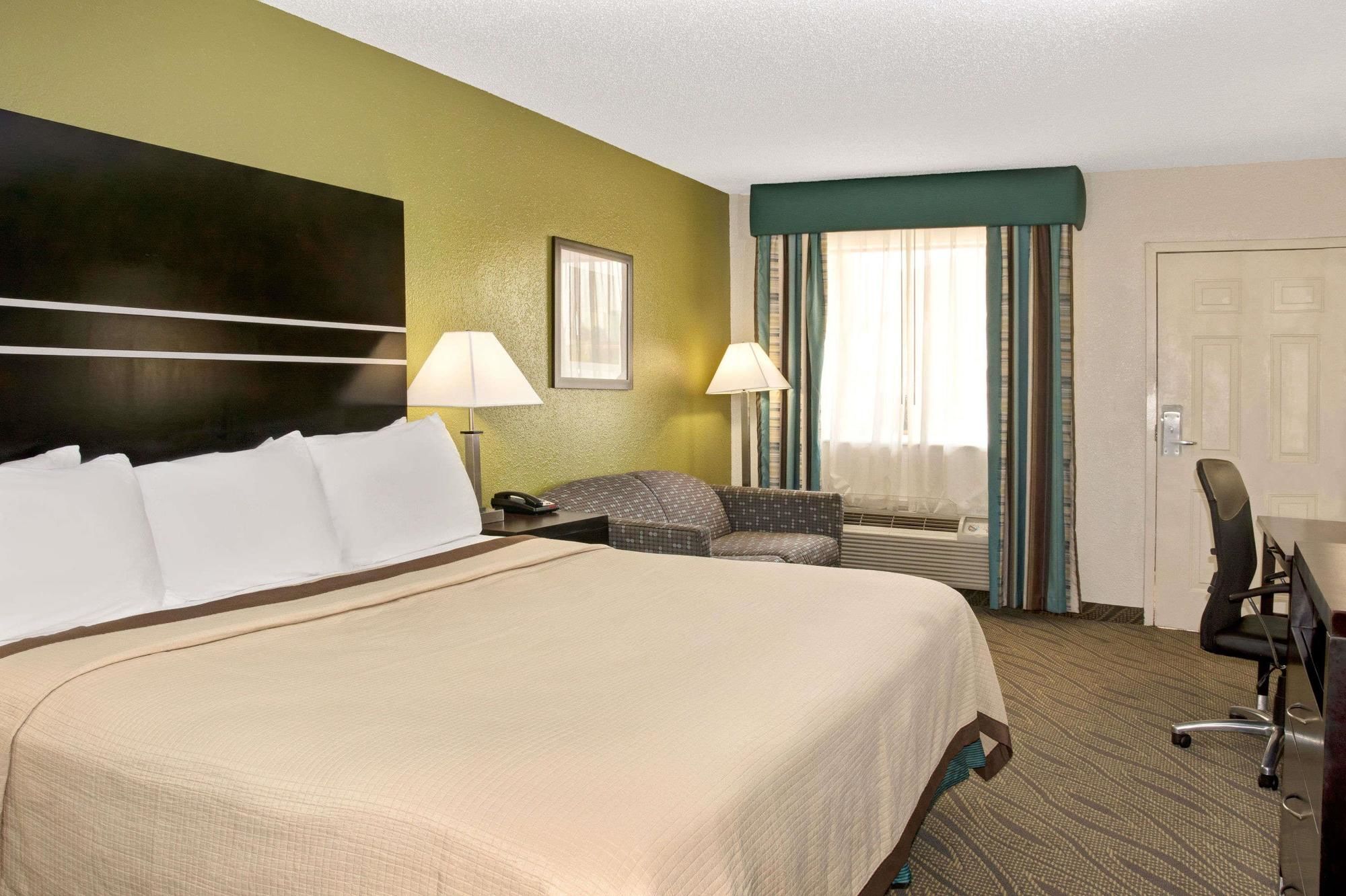 Howard Johnson by Wyndham Houston Downtown