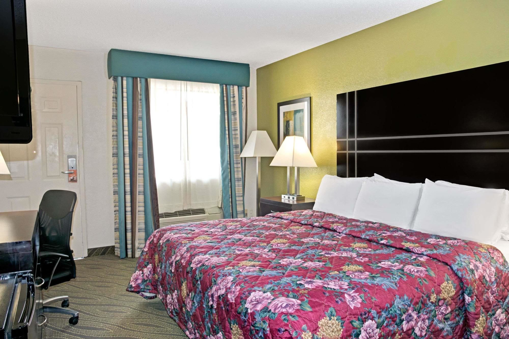 Howard Johnson by Wyndham Houston Downtown