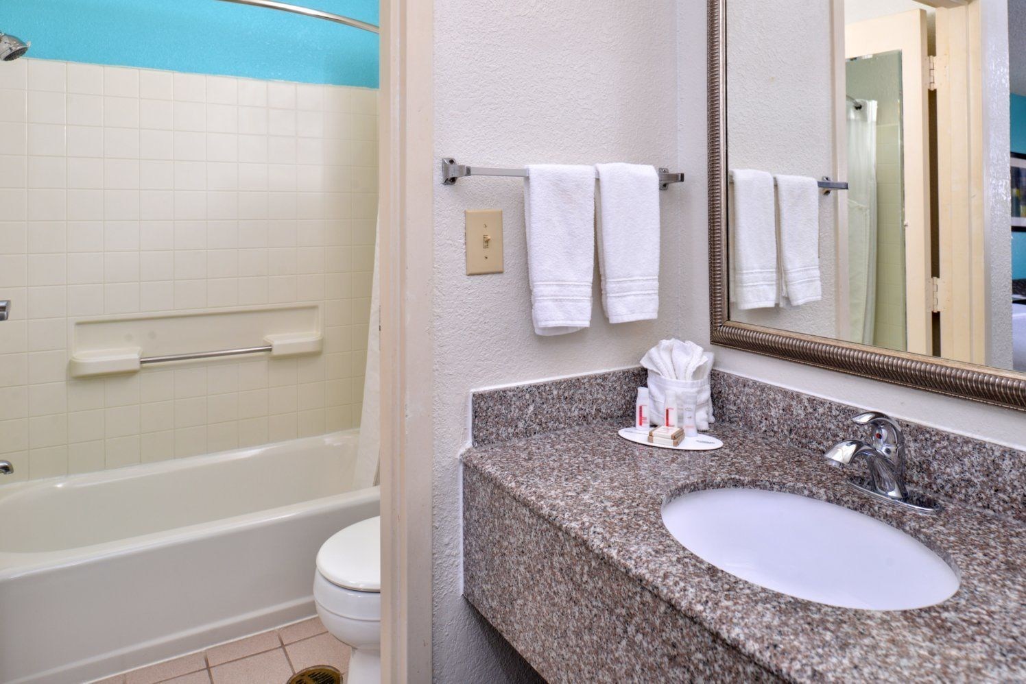 Howard Johnson by Wyndham Houston Downtown