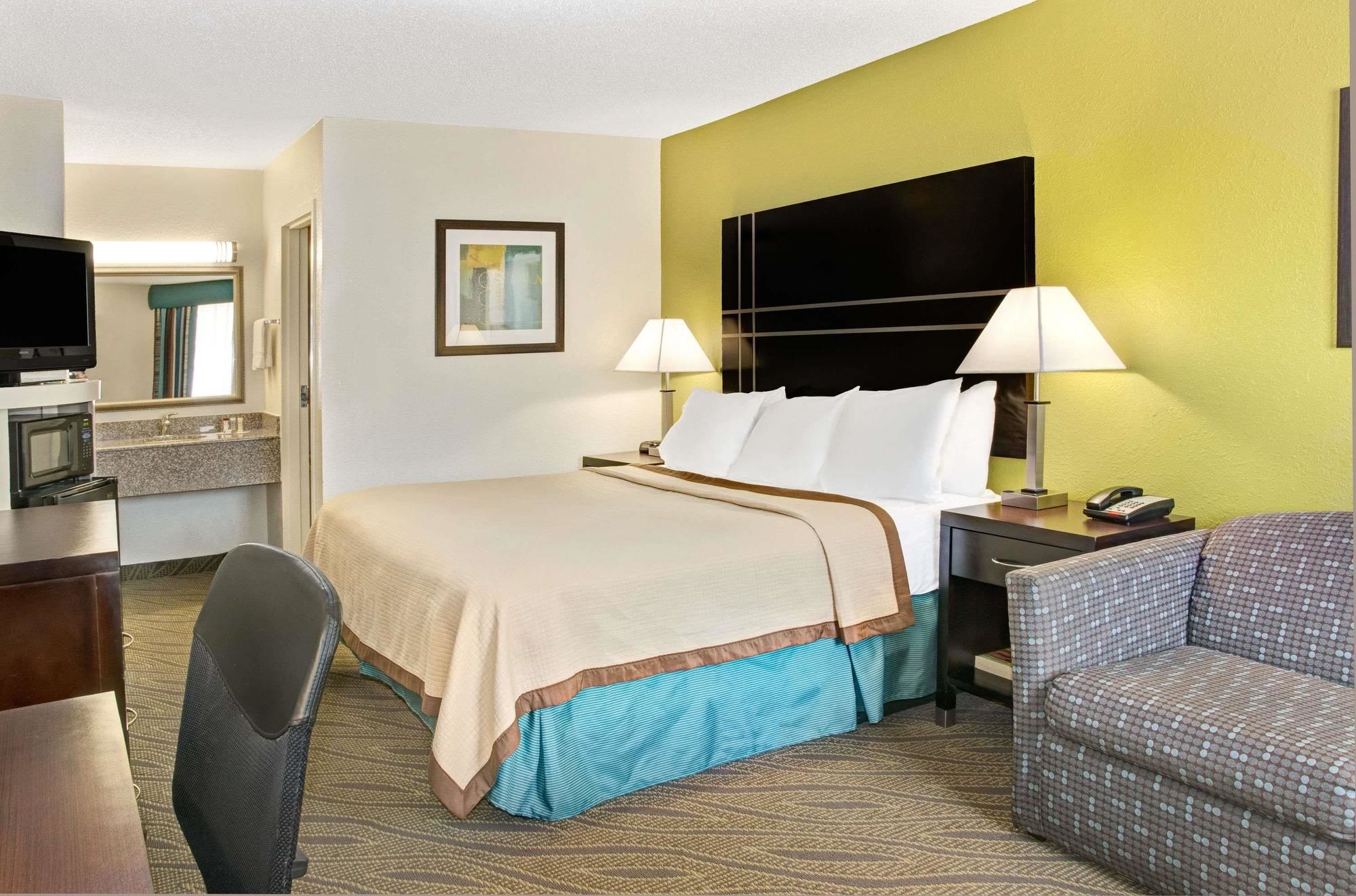 Howard Johnson by Wyndham Houston Downtown