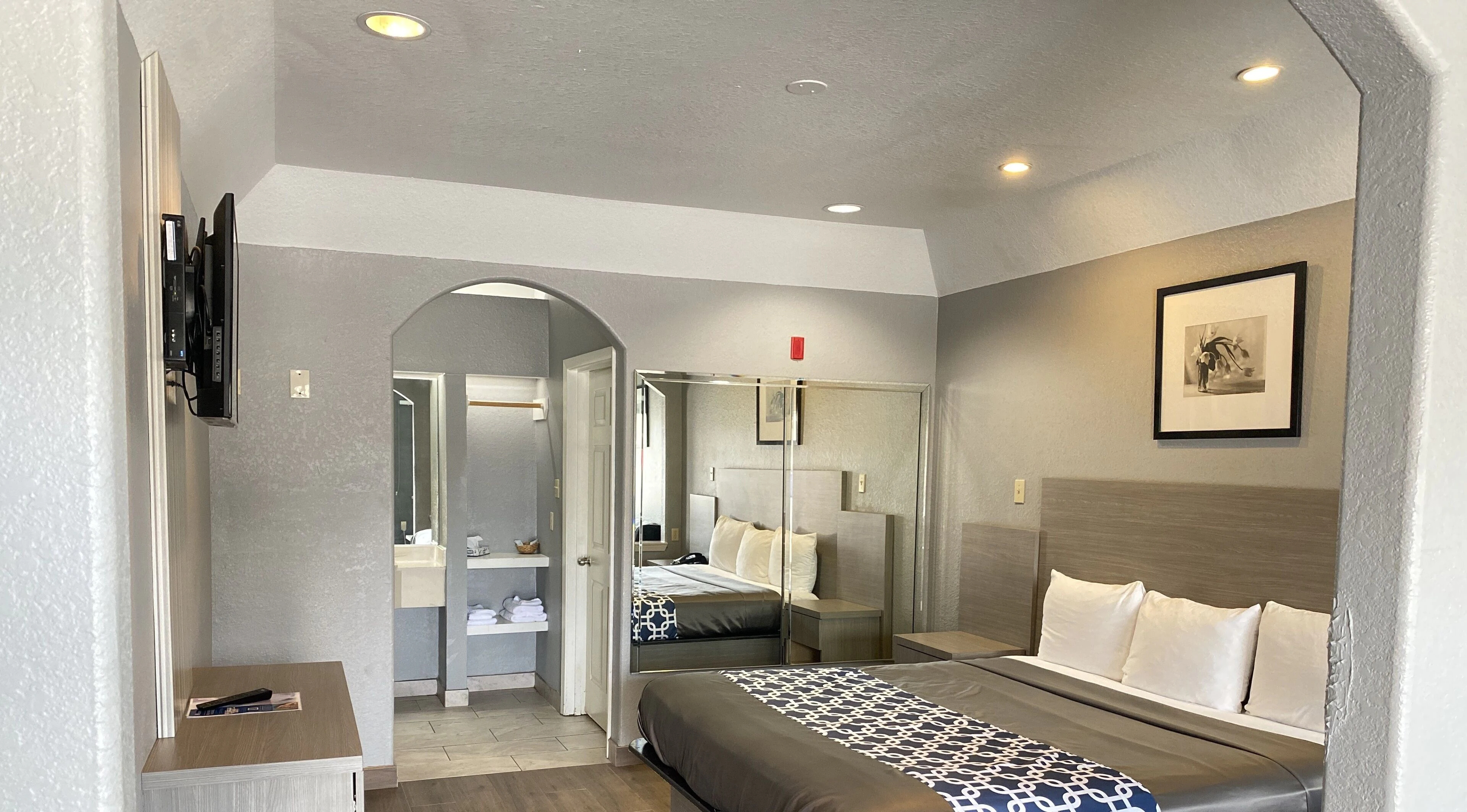 Island Suites Hobby Airport
