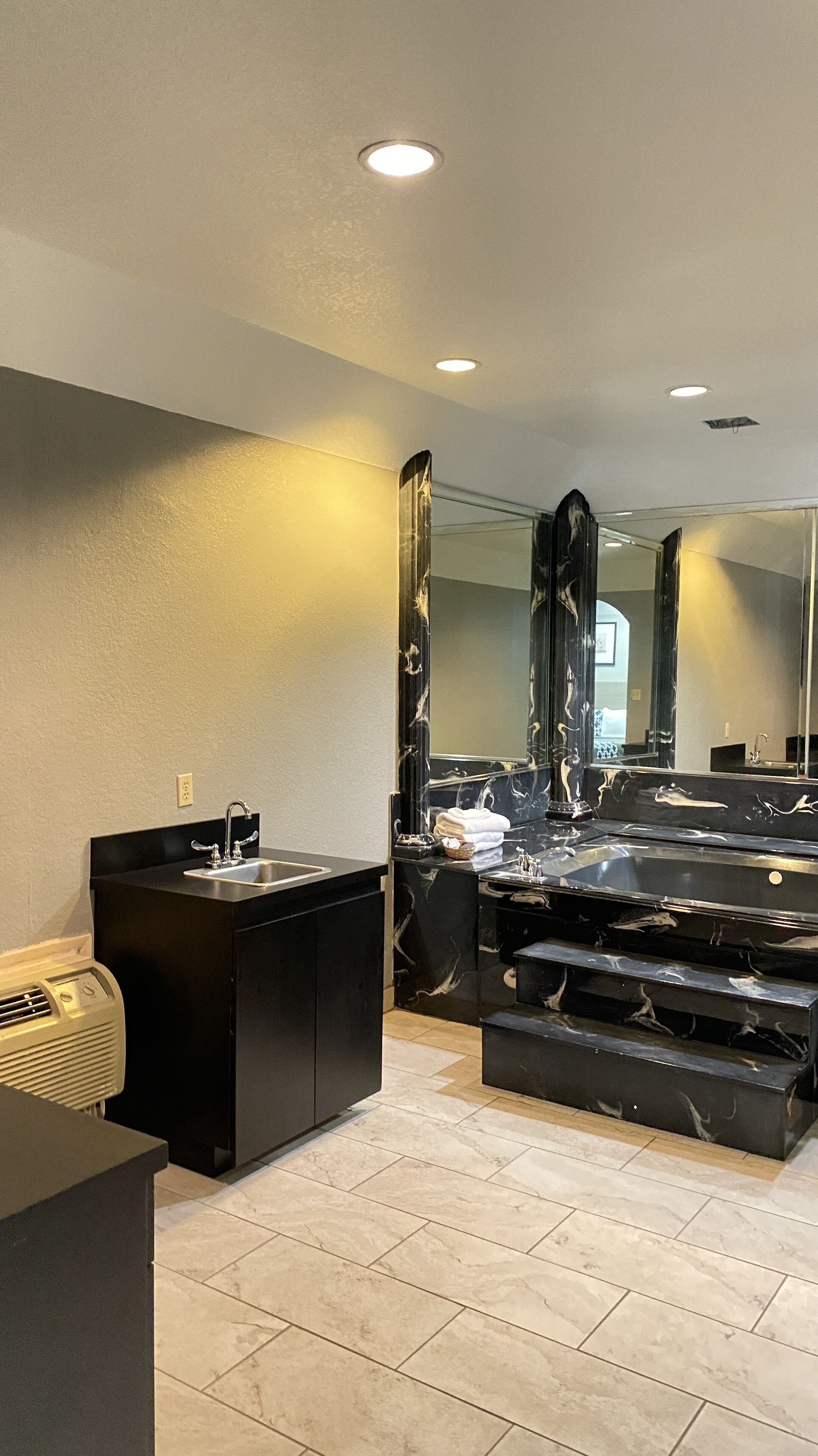 Island Suites Hobby Airport