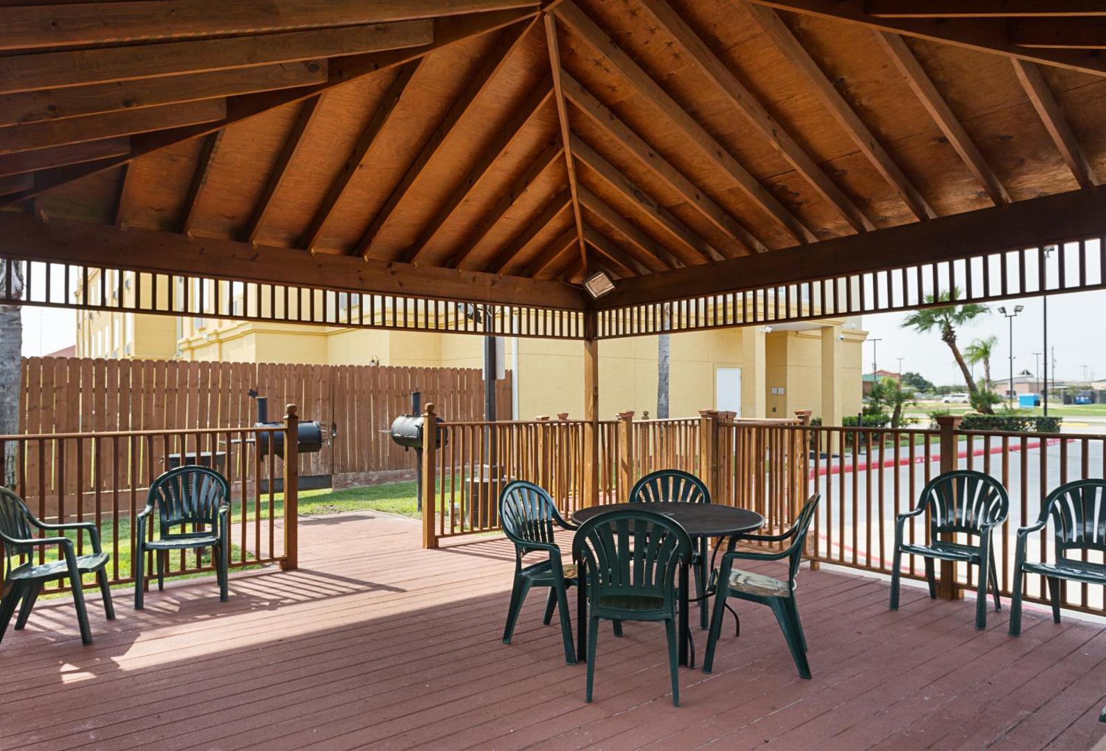 La Quinta Inn & Suites by Wyndham Houston Channelview